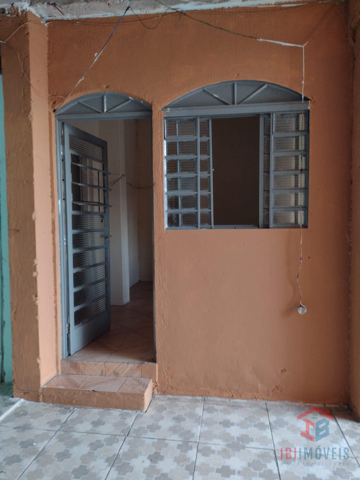 Casa com 02 dormitórios e garagem na região central