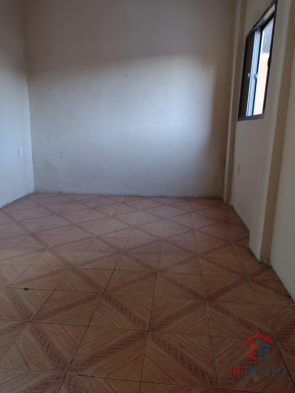 Casa com 02 dormitórios e garagem na região central