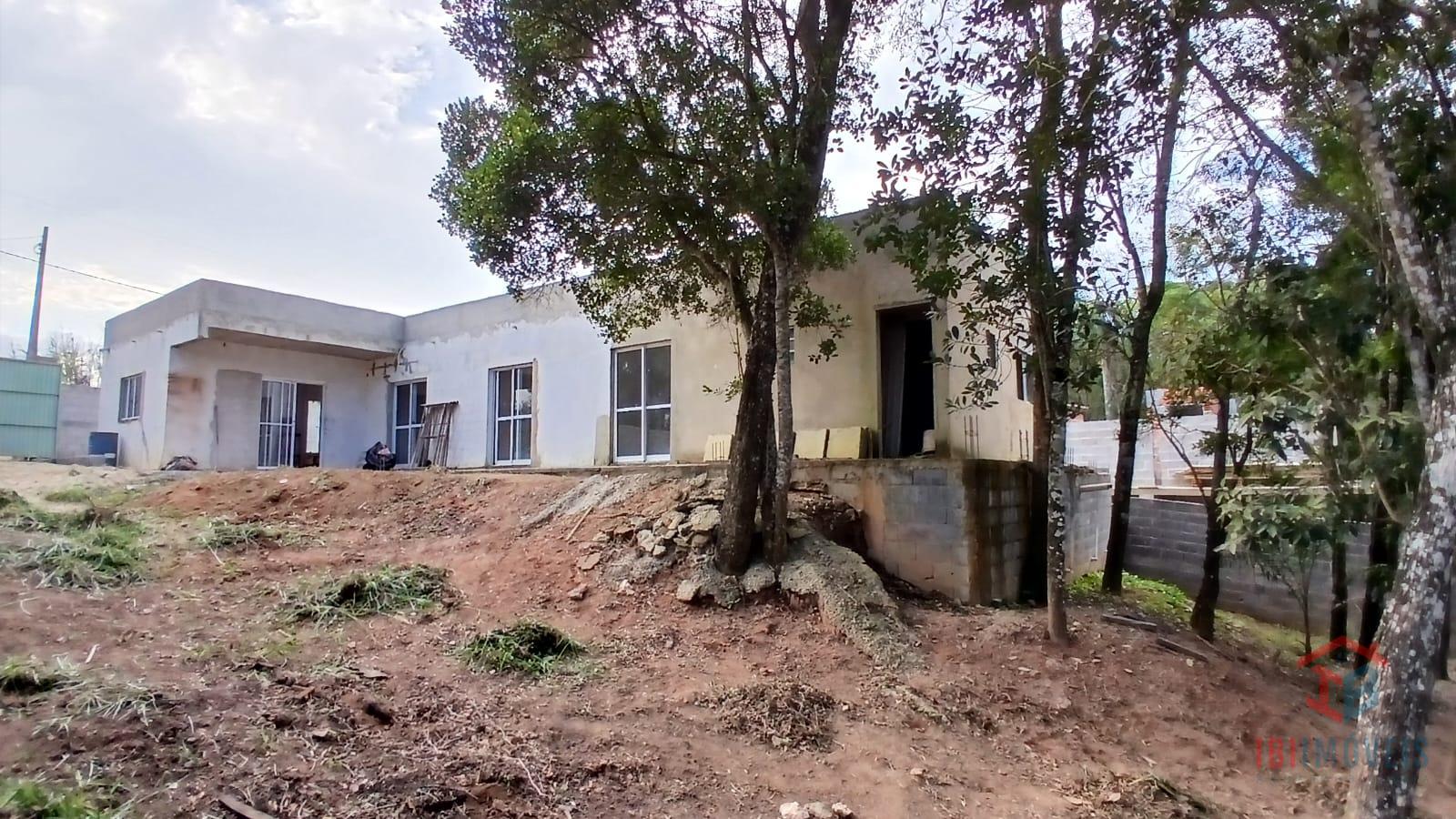 Ibiúna Chácara nova com 03 dormitórios em ótima localização.