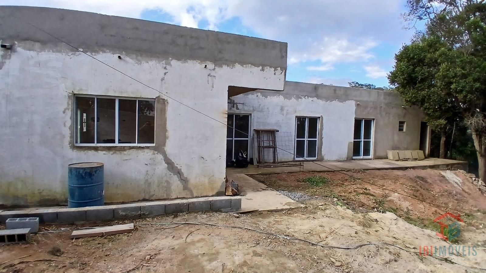Ibiúna Chácara nova com 03 dormitórios em ótima localização.