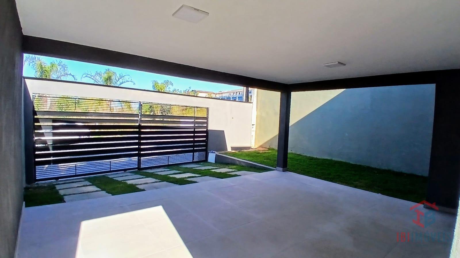 Ibiúna Casa nova com 03 dormitórios, projeto moderno na região...