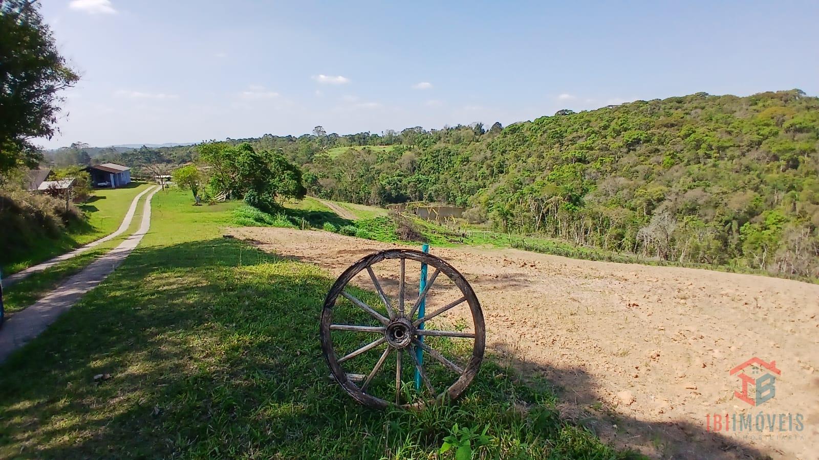 Maravilhoso Sítio com 60.000m  com lago, casa sede com 6 dormi...
