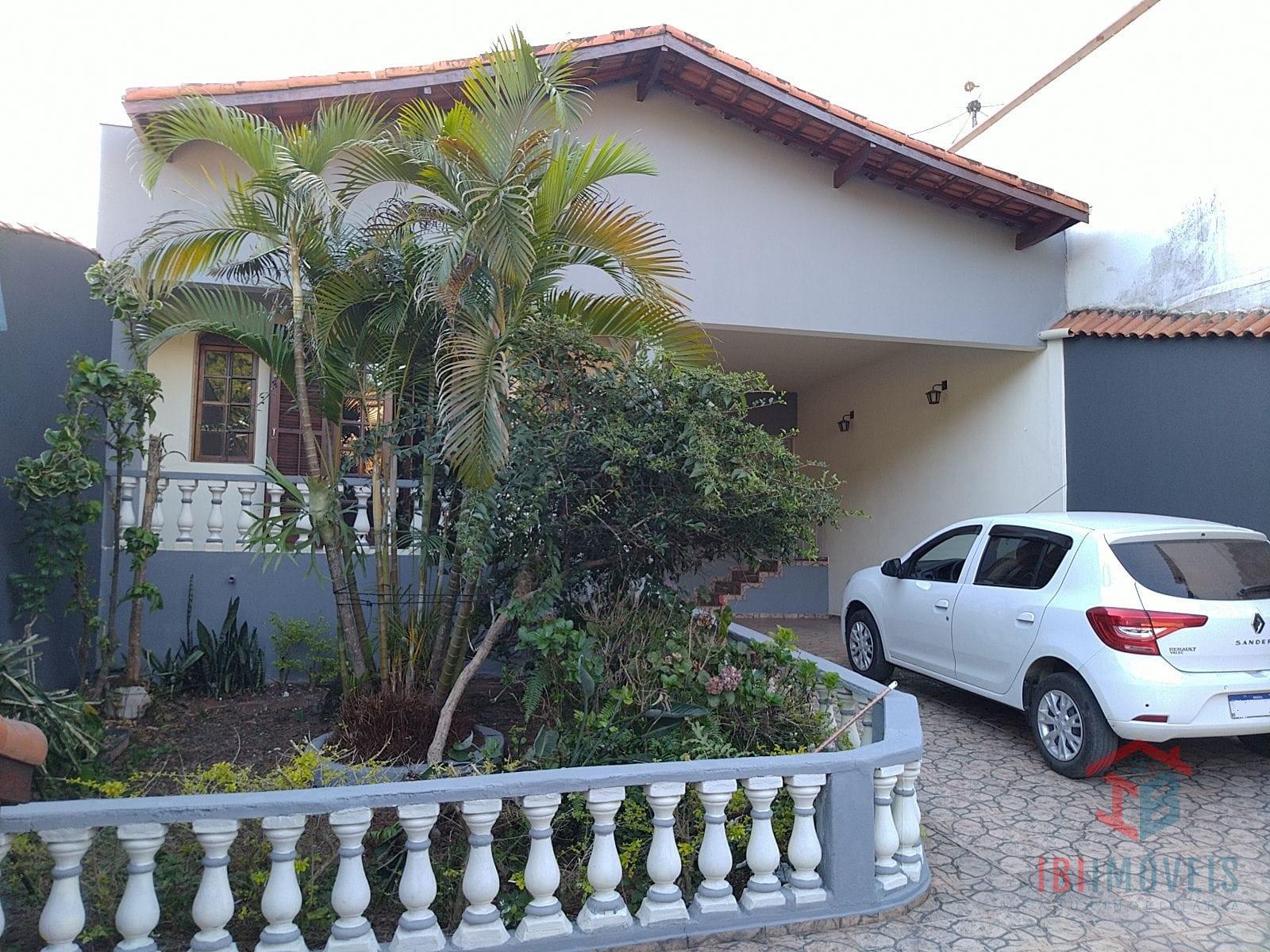 Casa com 05 dormitórios em condomínio próximo ao centro   