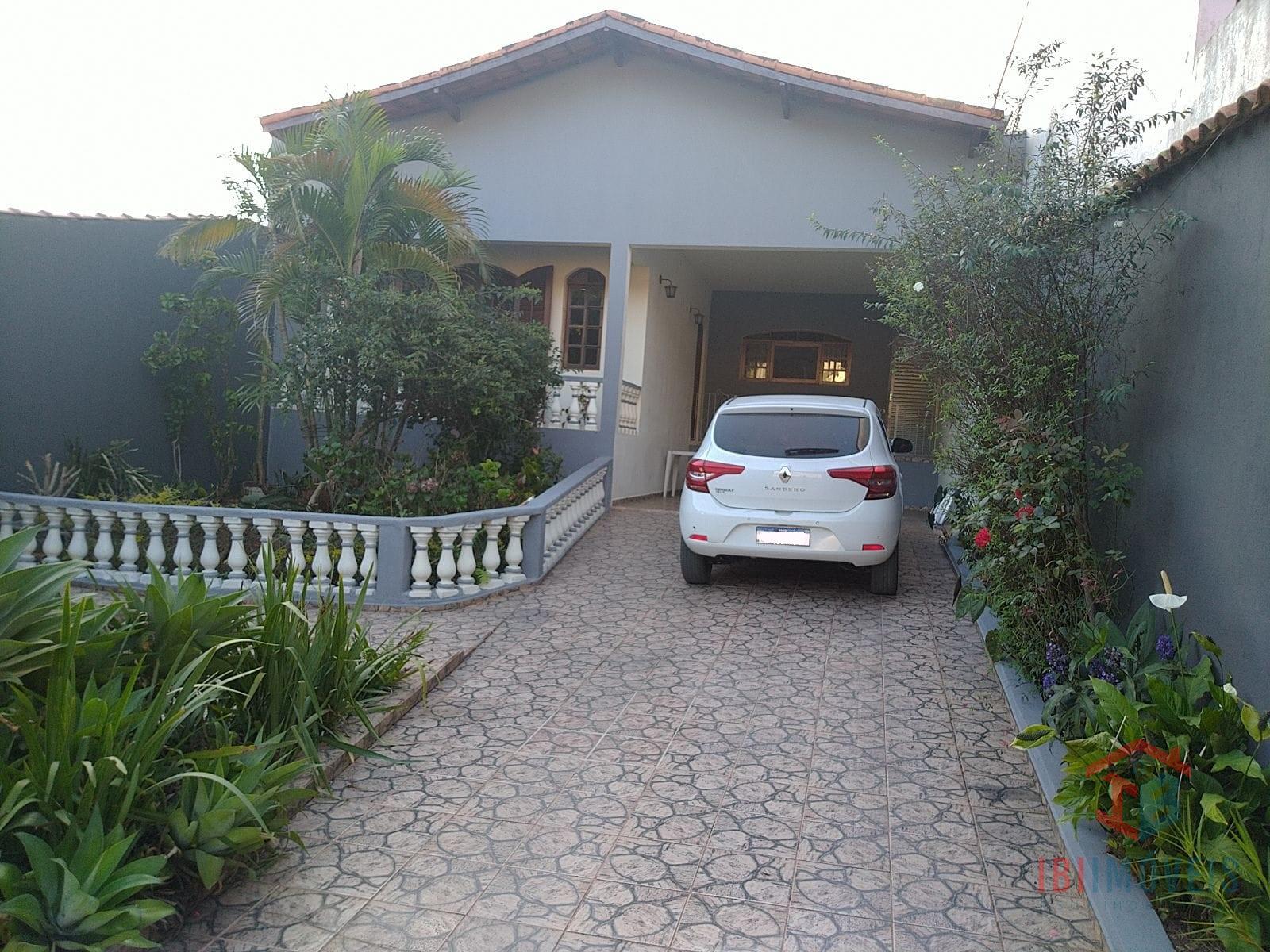 Casa com 05 dormitórios em condomínio próximo ao centro   