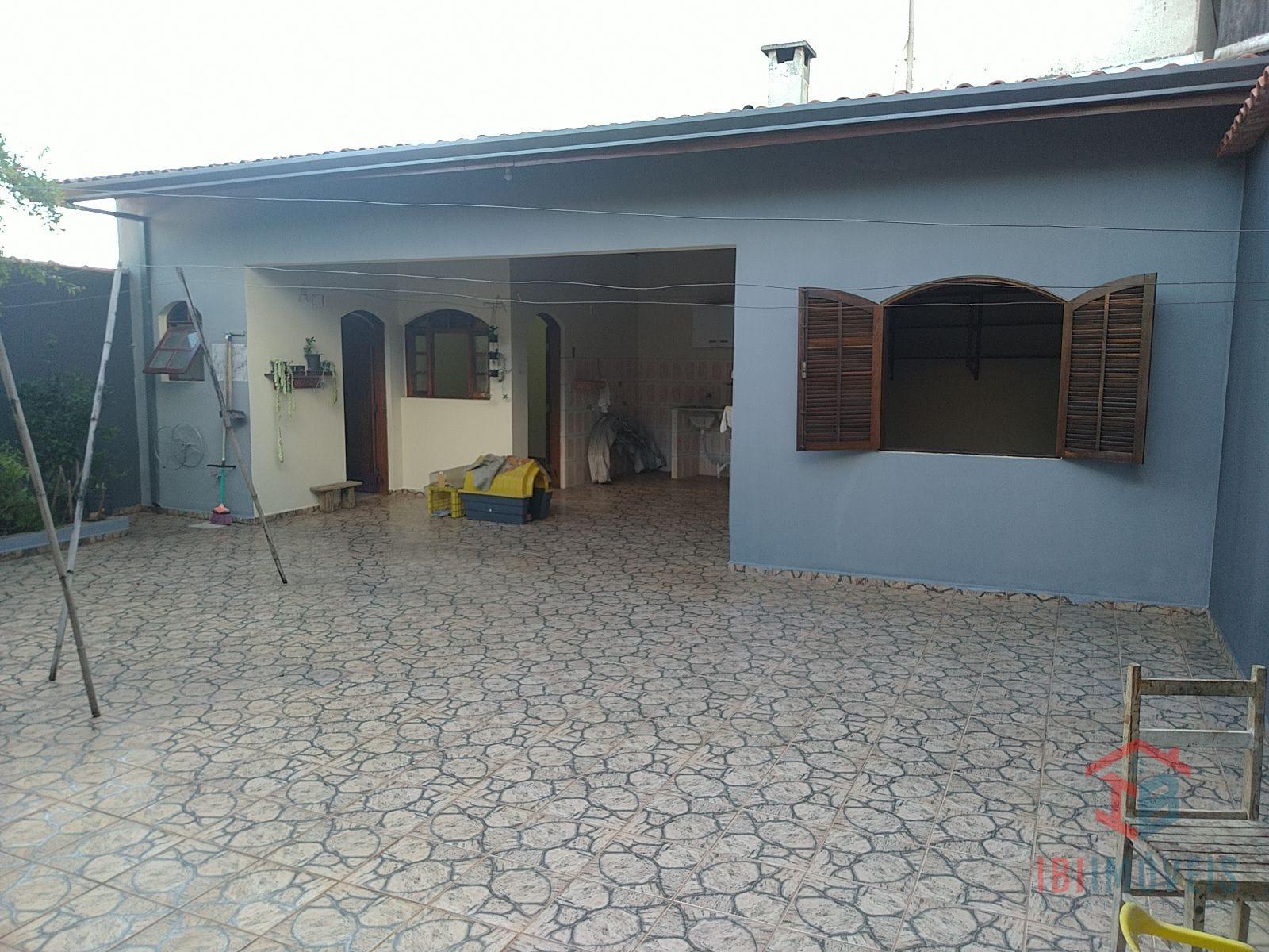 Casa com 05 dormitórios em condomínio próximo ao centro   