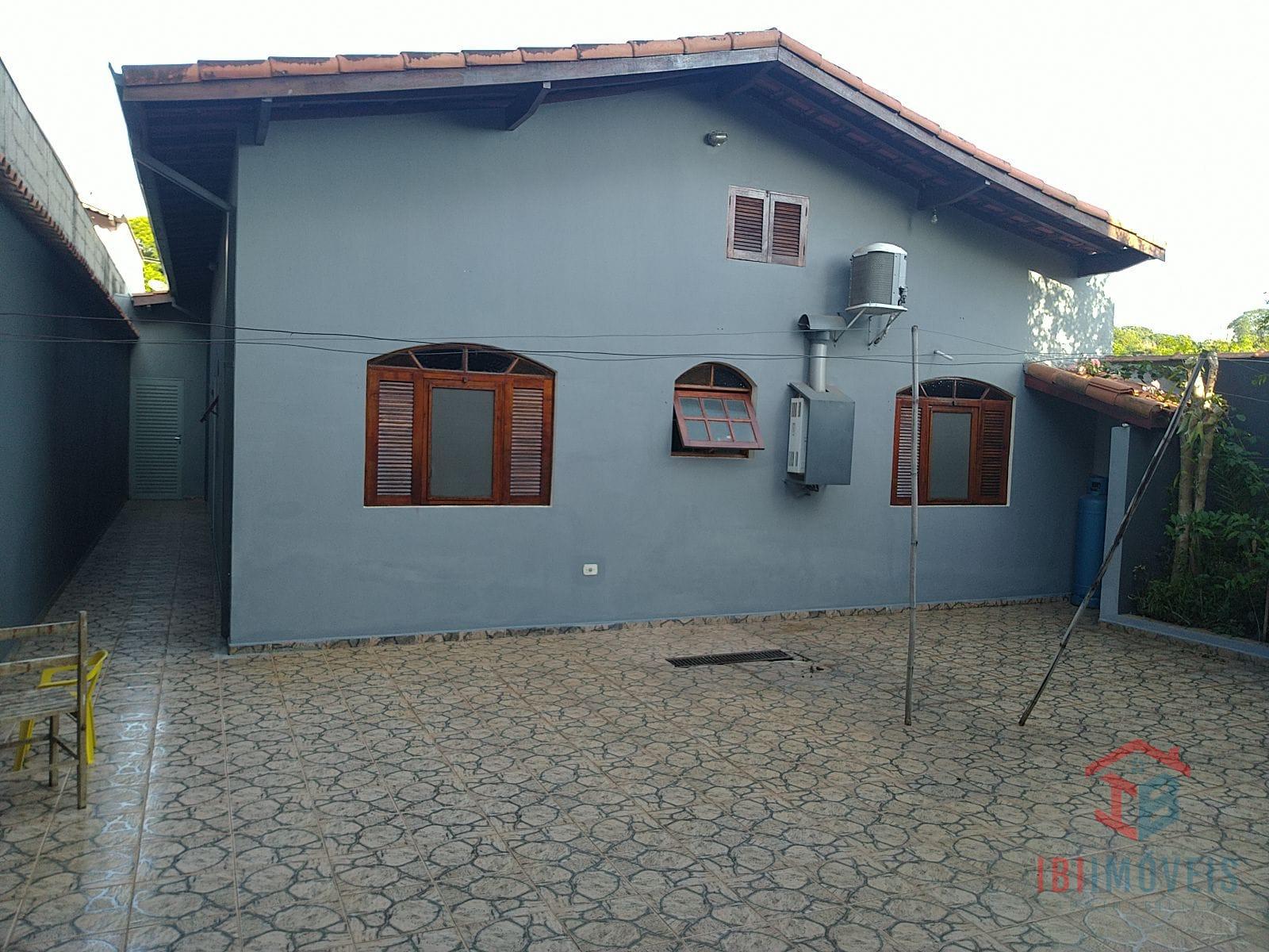 Casa com 05 dormitórios em condomínio próximo ao centro   