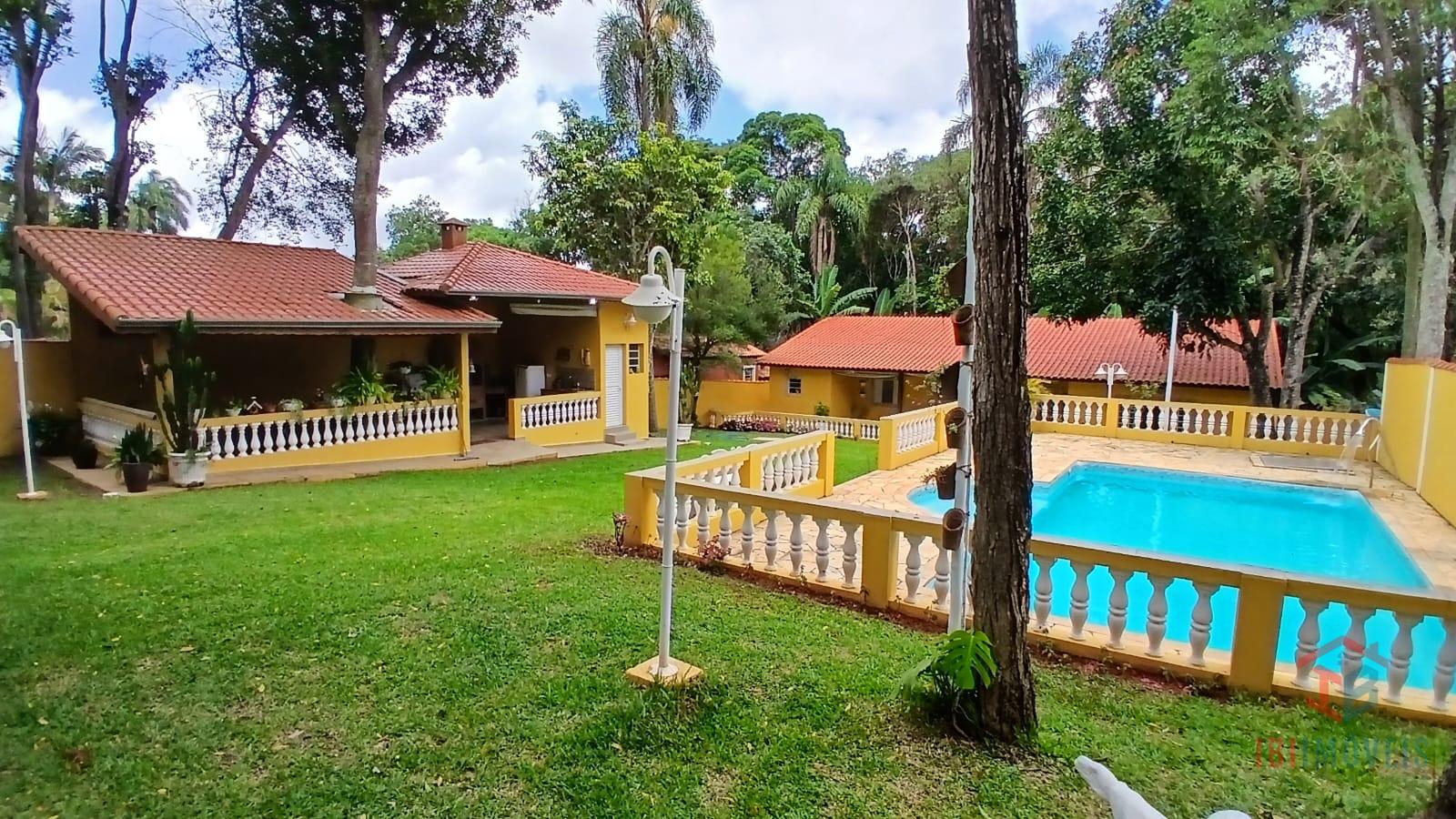 Casa em condomínio de ótimo padrão com piscina e lazer completo