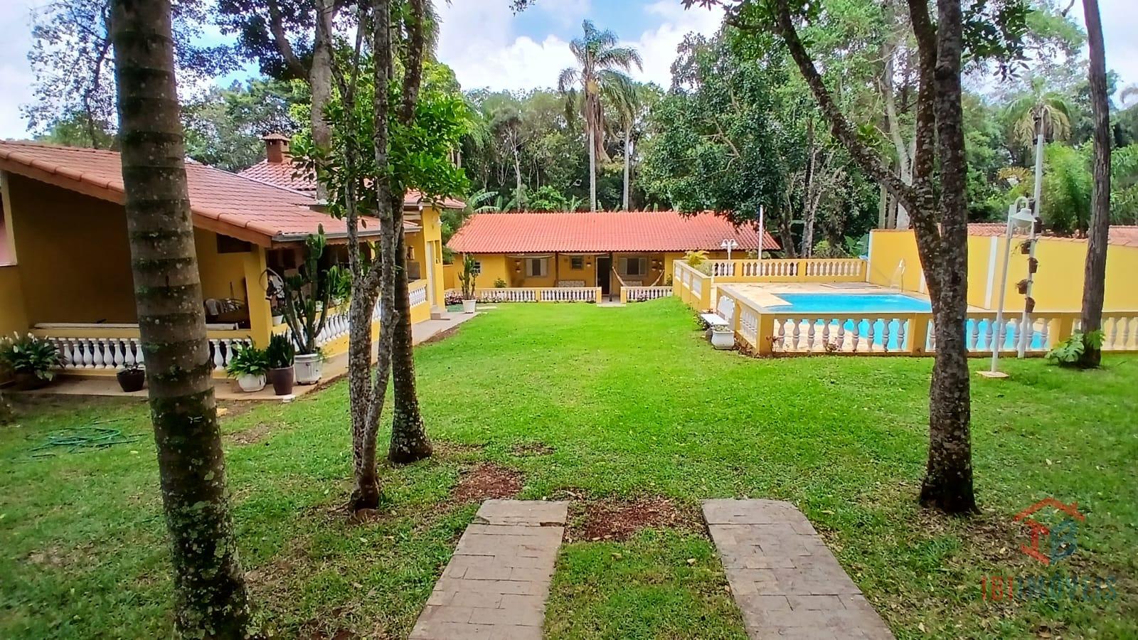 Casa em condomínio de ótimo padrão com piscina e lazer completo