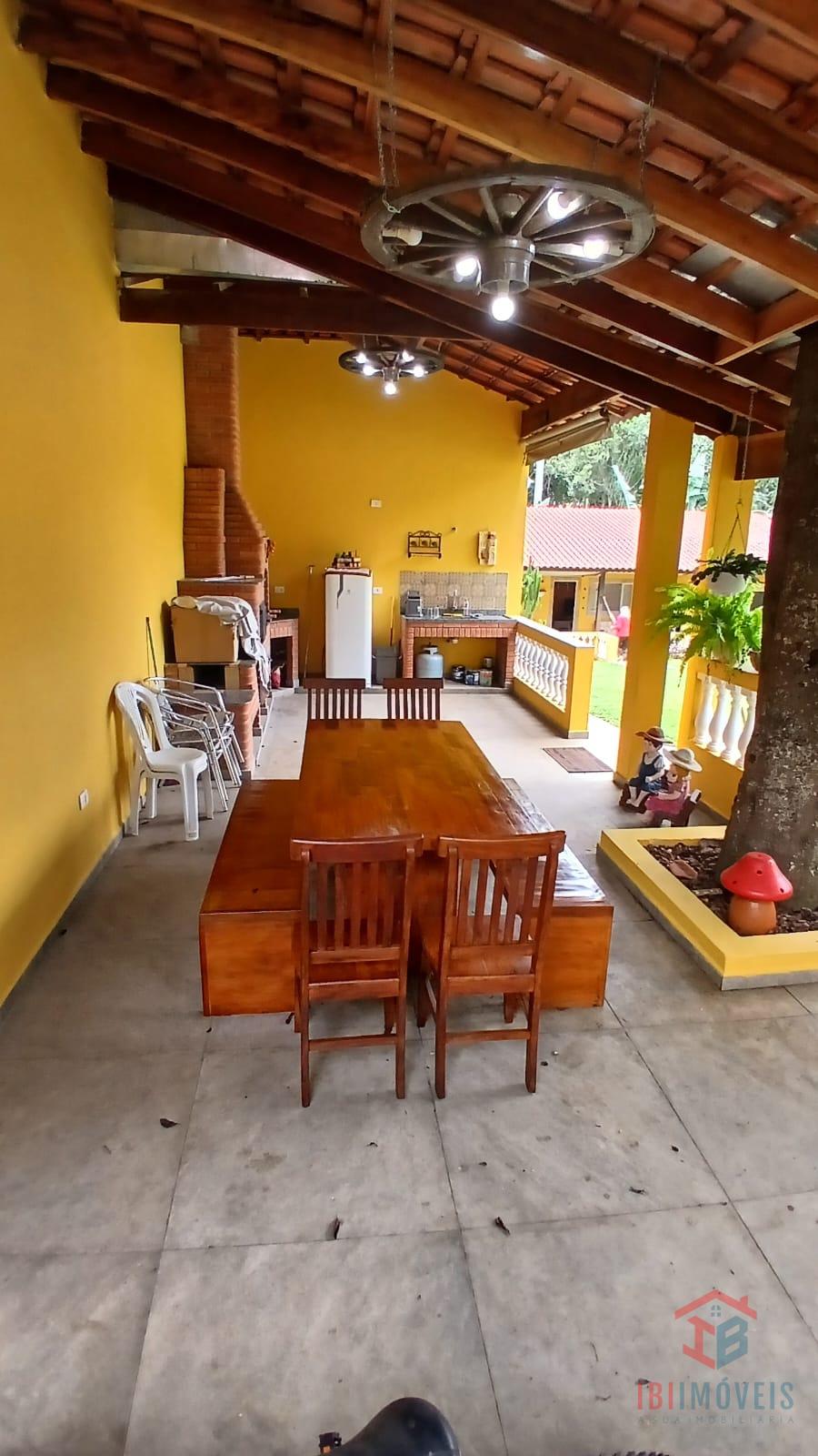 Casa em condomínio de ótimo padrão com piscina e lazer completo