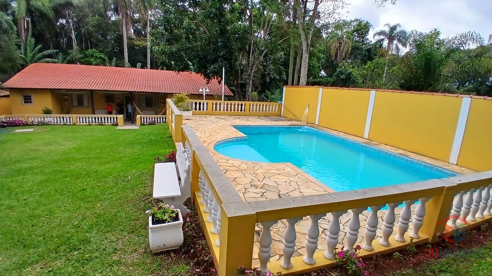 Casa em condomínio de ótimo padrão com piscina e lazer completo