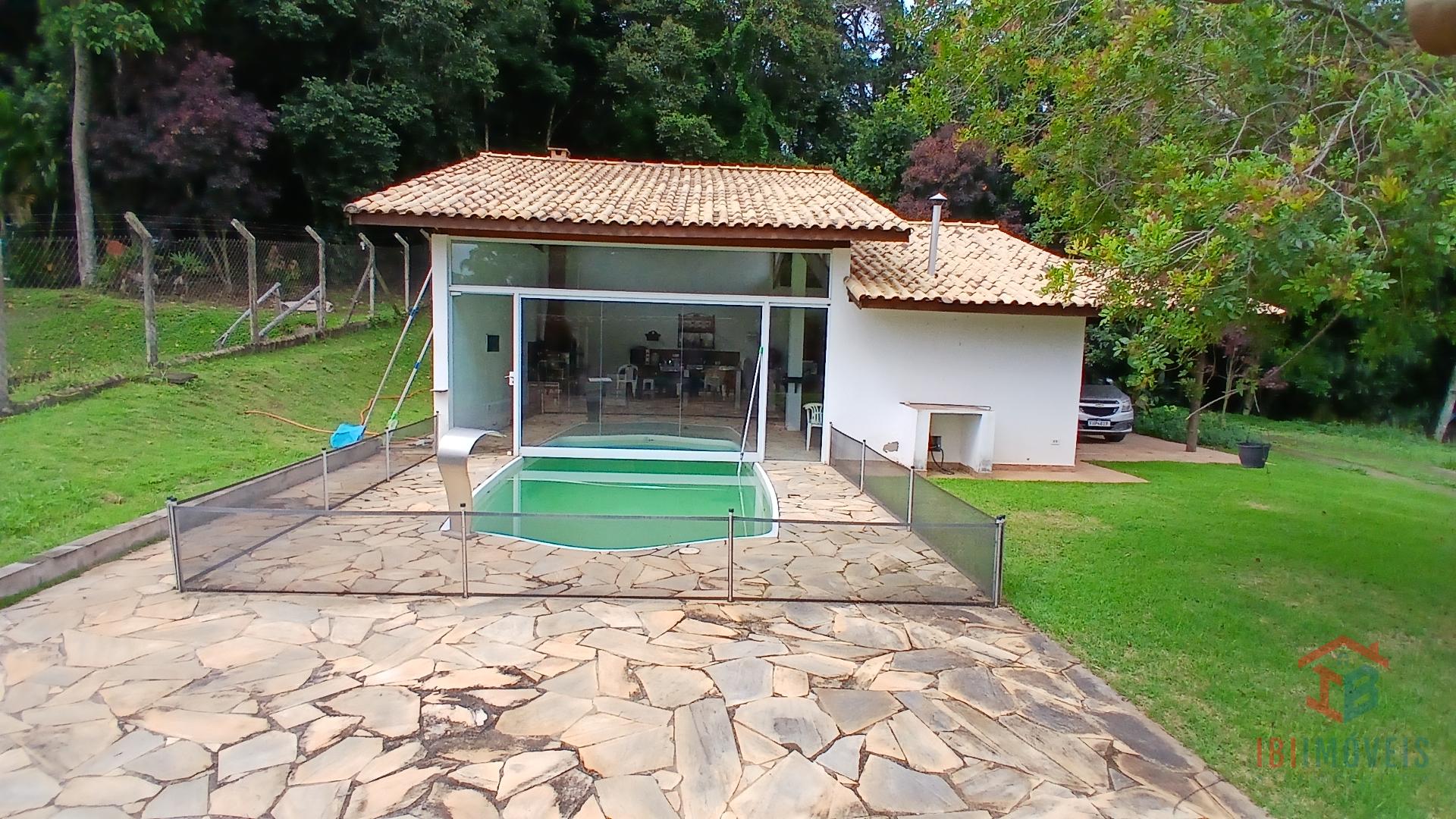 Maravilhosa chácara em condomínio cercada pela natureza 