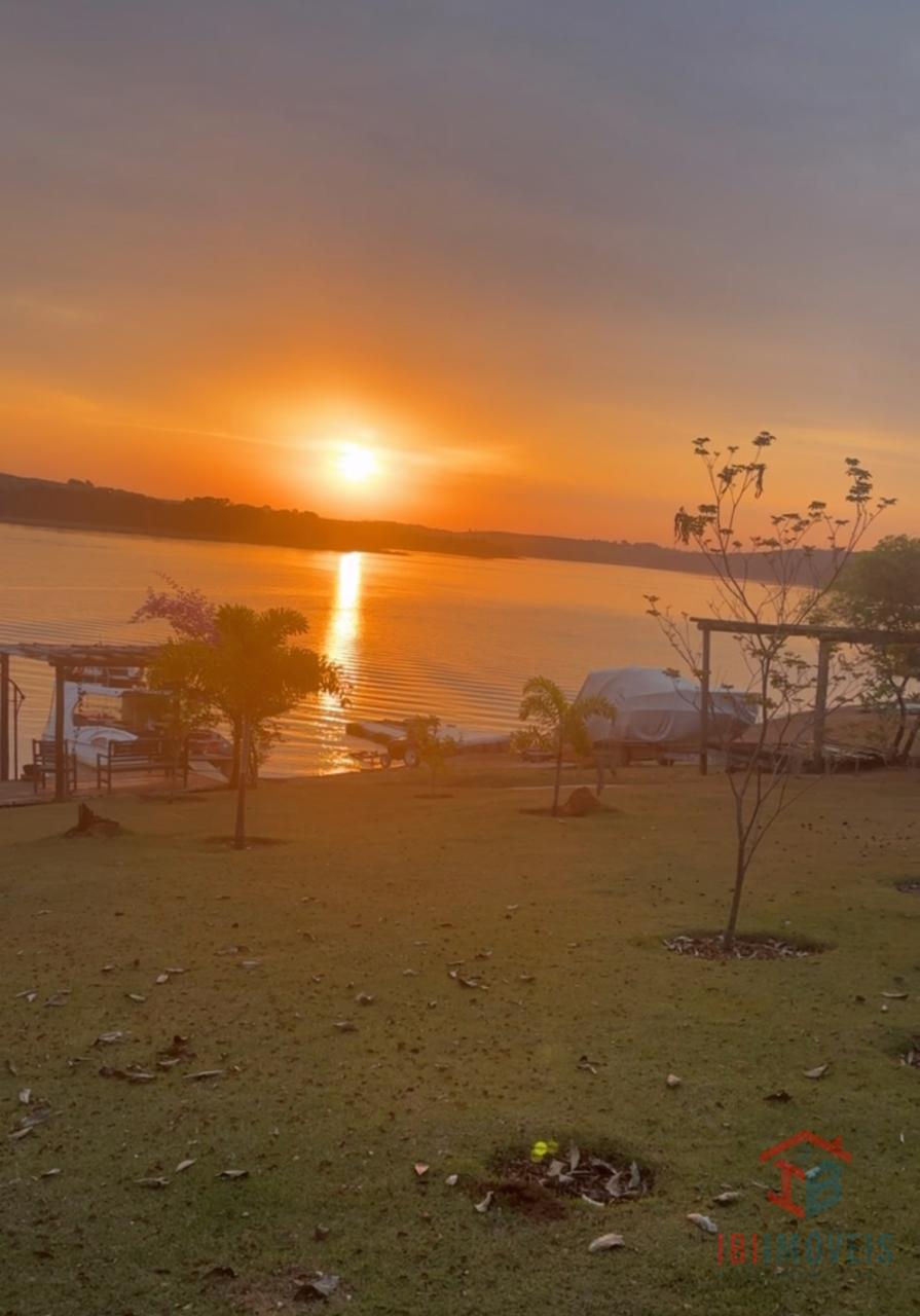 Linda chácara, pé na água, na represa Itupararanga em Ibiúna SP.