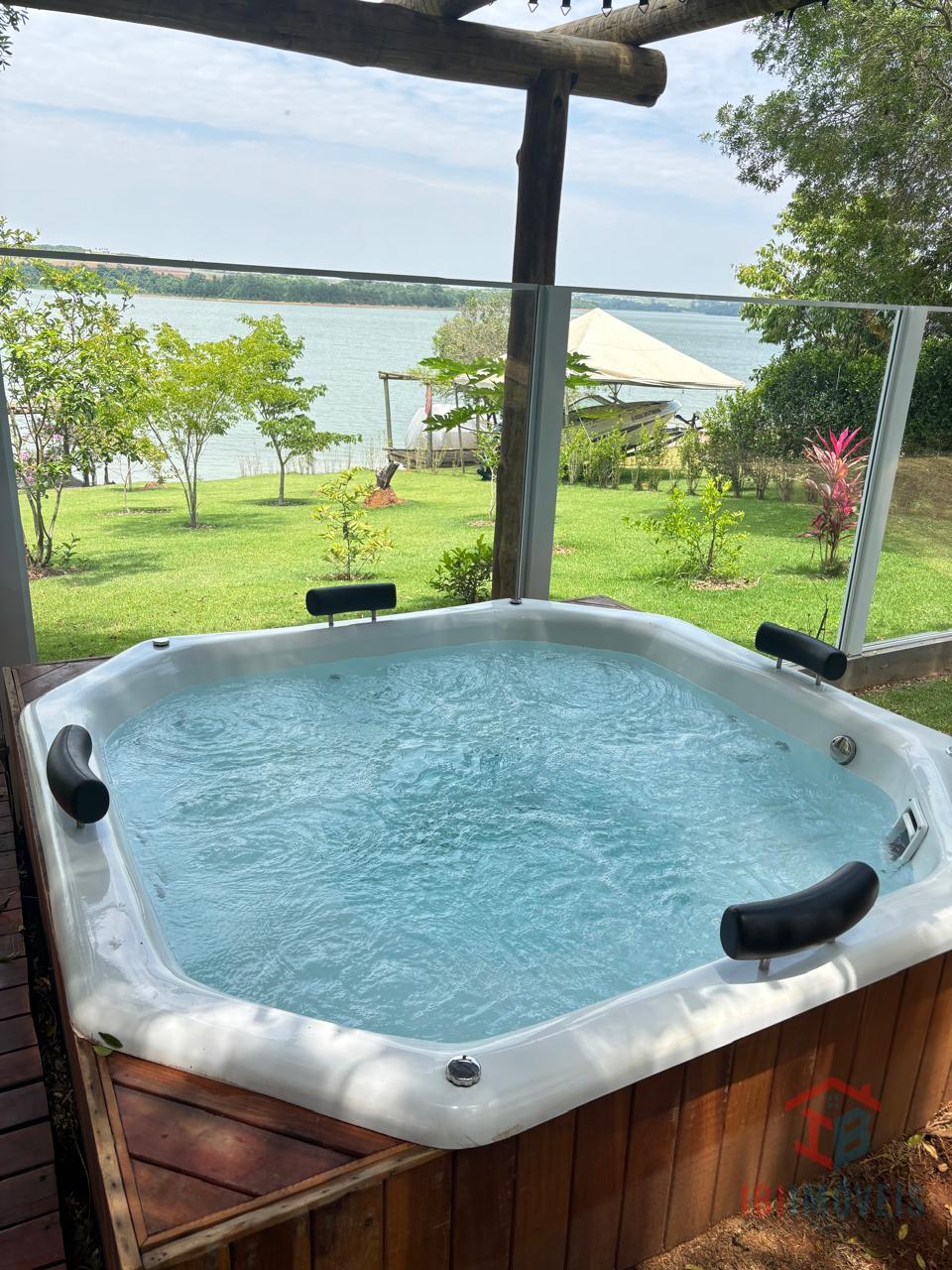 Linda chácara, pé na água, na represa Itupararanga em Ibiúna SP.