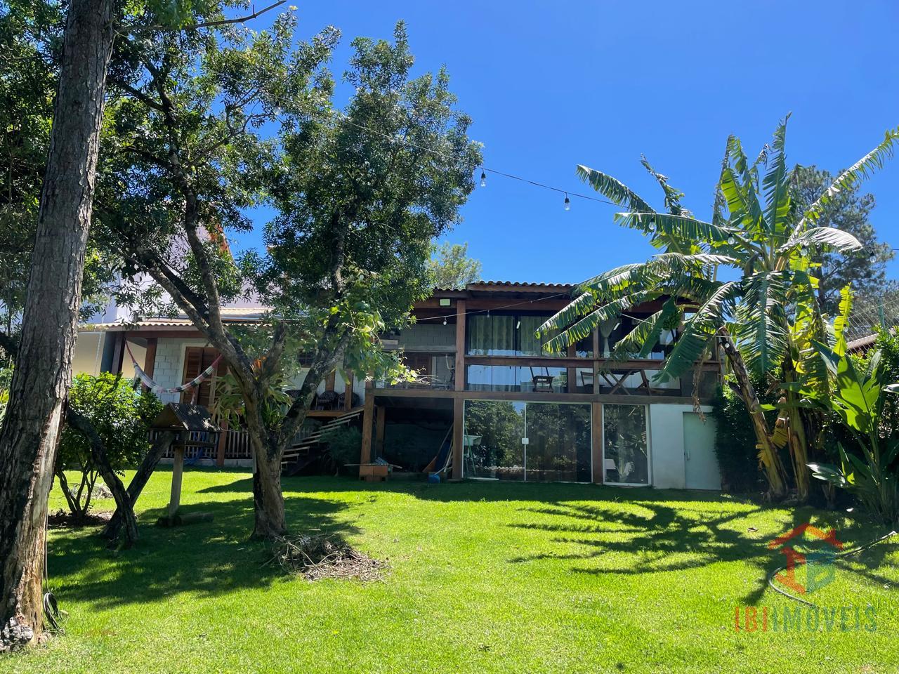 Linda chácara, pé na água, na represa Itupararanga em Ibiúna SP.