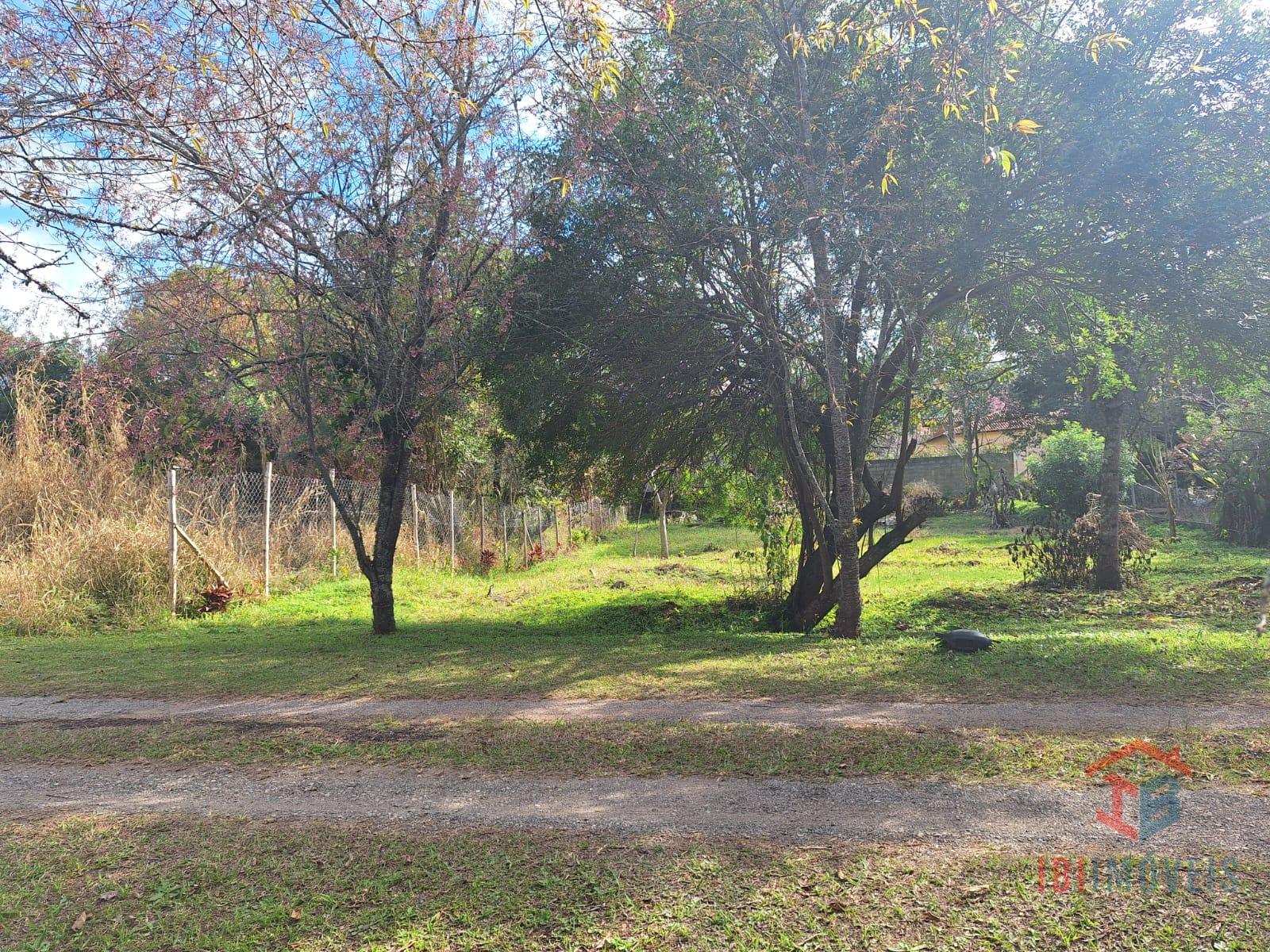 Lindo terreno plano em condomínio fechado antes do centro, IBI...