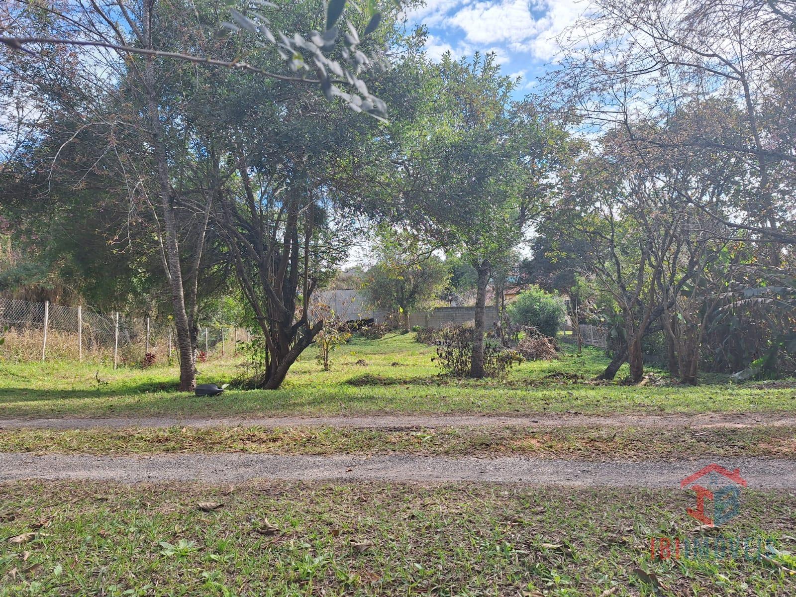 Lindo terreno plano em condomínio fechado antes do centro, IBI...