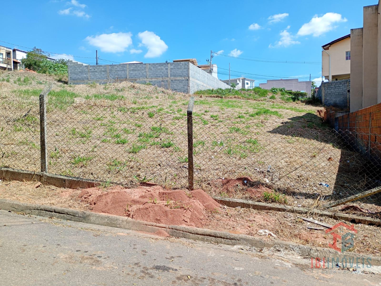 Terreno a venda no centro da cidade de Ibiúna SP.
