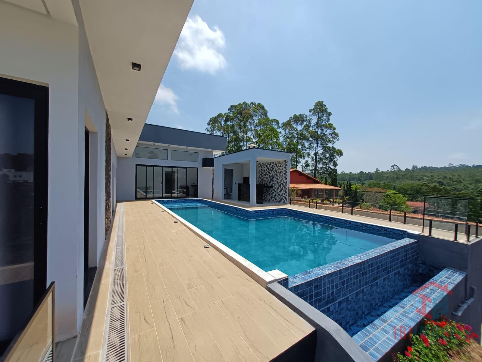 Linda casa moderna em condomínio fechado em IBIUNA - SP