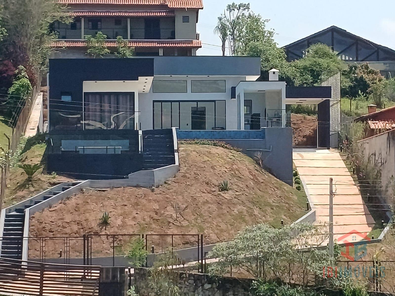 Linda casa moderna em condomínio fechado em IBIUNA - SP