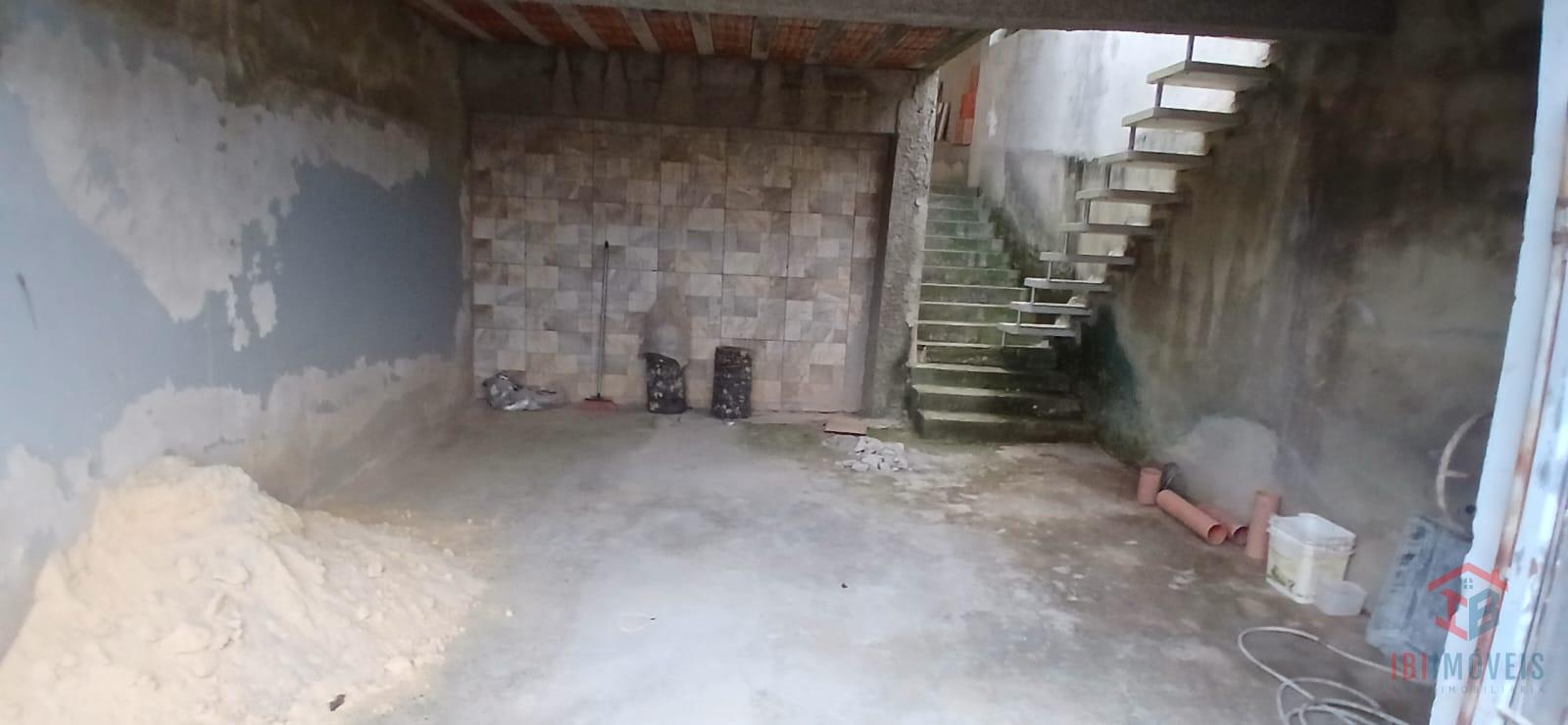 Casa em bairro próximo ao centro com 02 dormitórios e vaga de ...