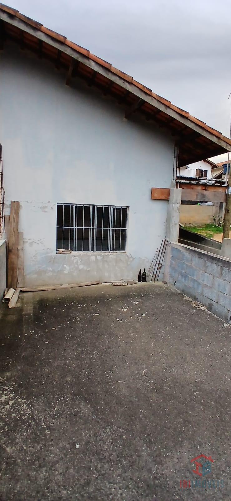 Casa em bairro próximo ao centro com 02 dormitórios e vaga de ...