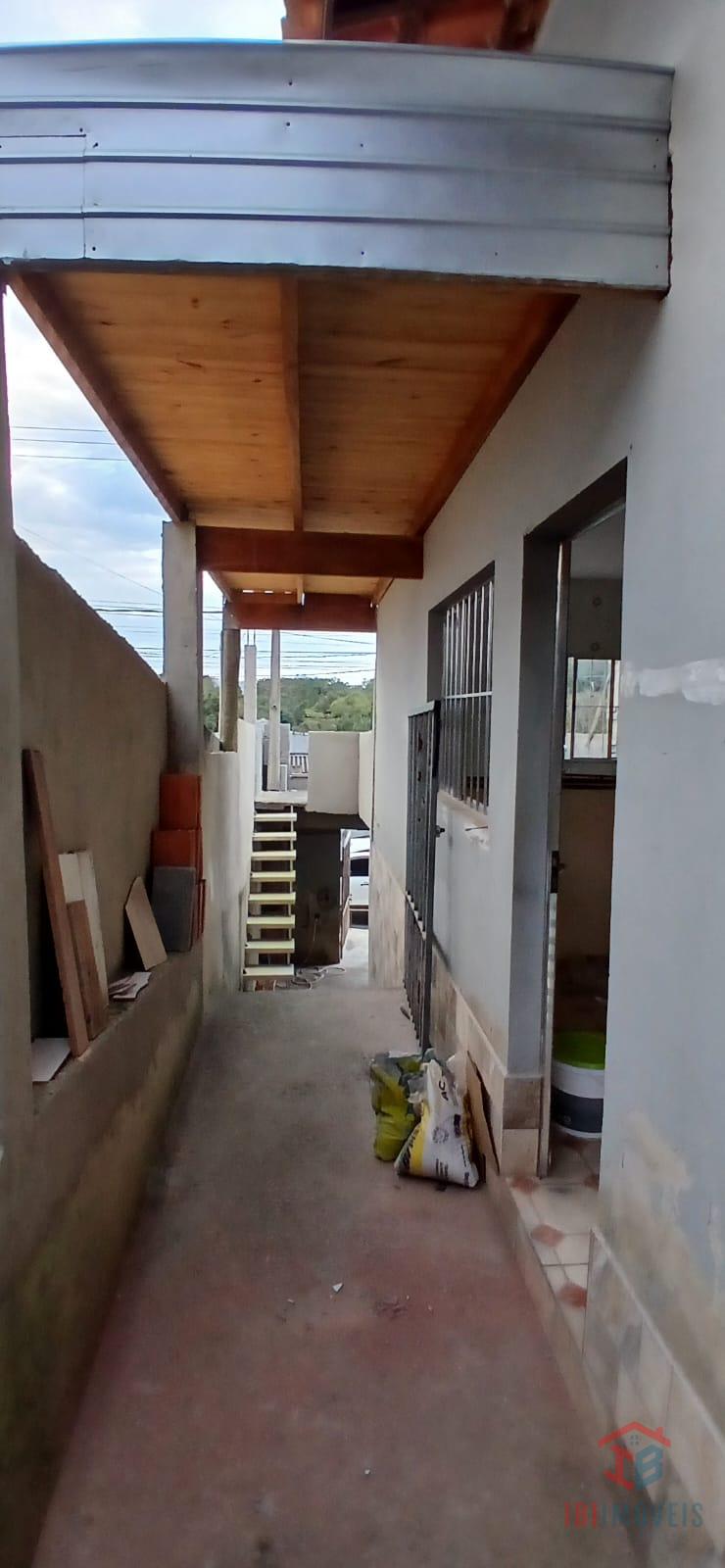 Casa em bairro próximo ao centro com 02 dormitórios e vaga de ...