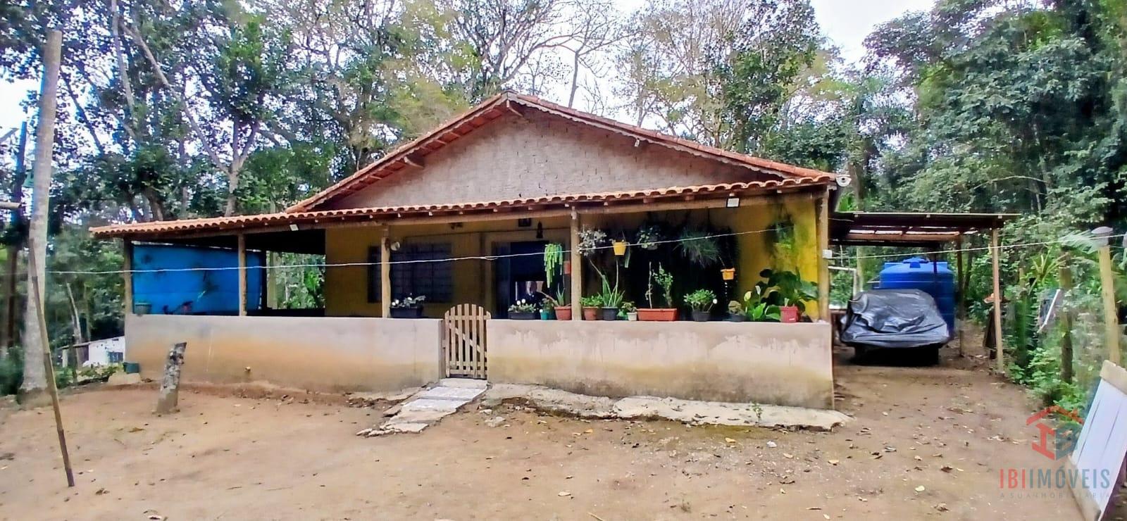 Ibiúna - Chácara com 03 dormitórios, varanda e muito verde!!!