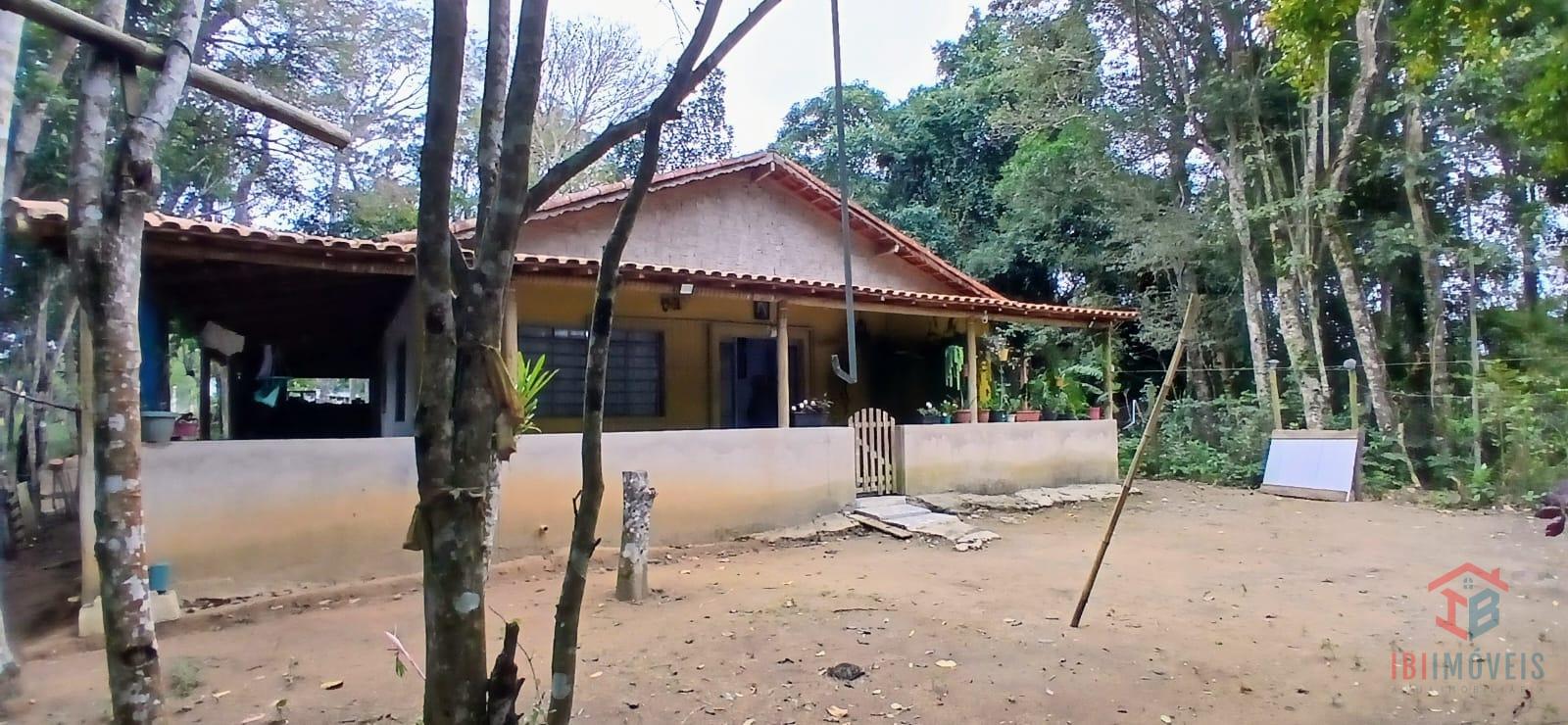 Ibiúna - Chácara com 03 dormitórios, varanda e muito verde!!!