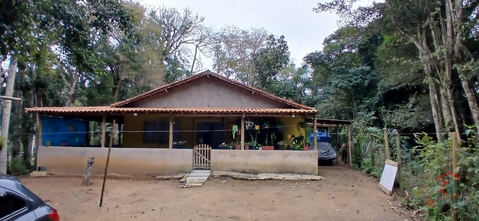 Ibiúna - Chácara com 03 dormitórios, varanda e muito verde!!!
