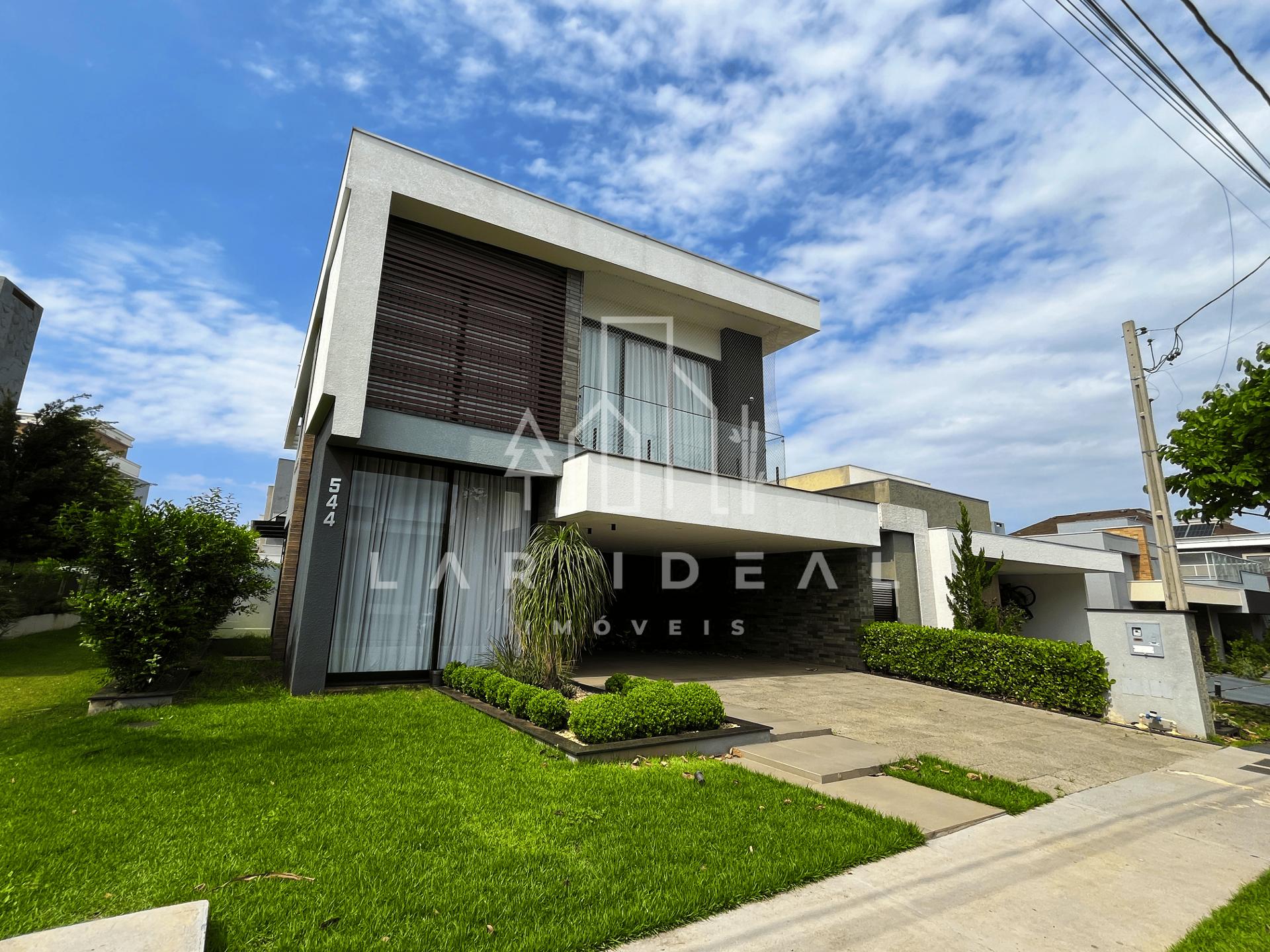 Sobrado de Luxo Semimobiliado com SPA e 3 Suítes no Condomínio Terras Alpha II