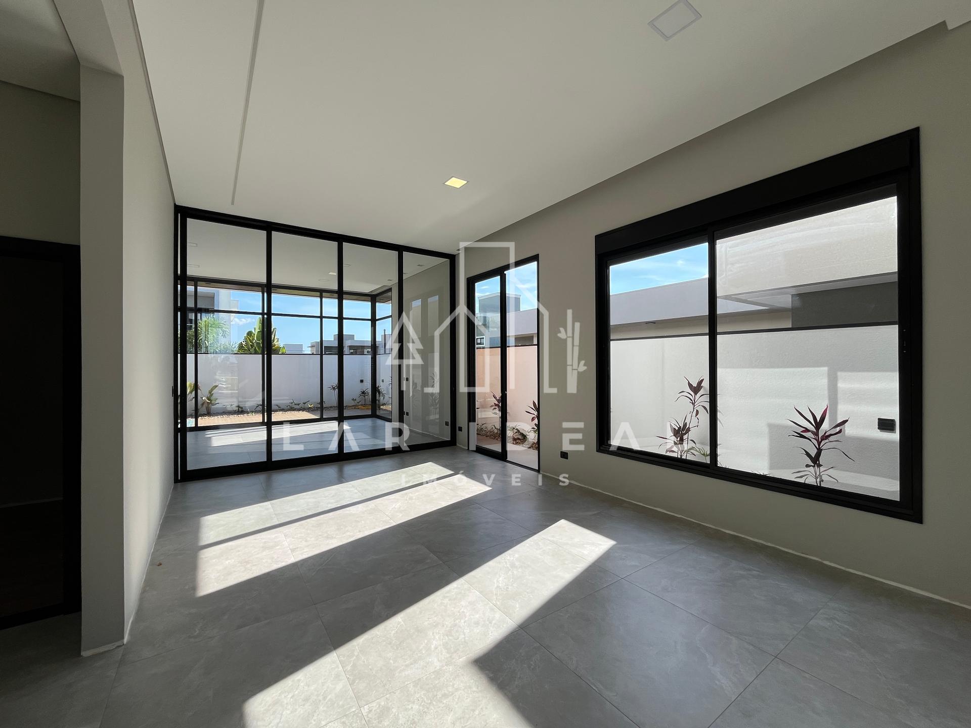 Casa no Condomínio Vila Firenze, com 03 suítes sendo uma master.