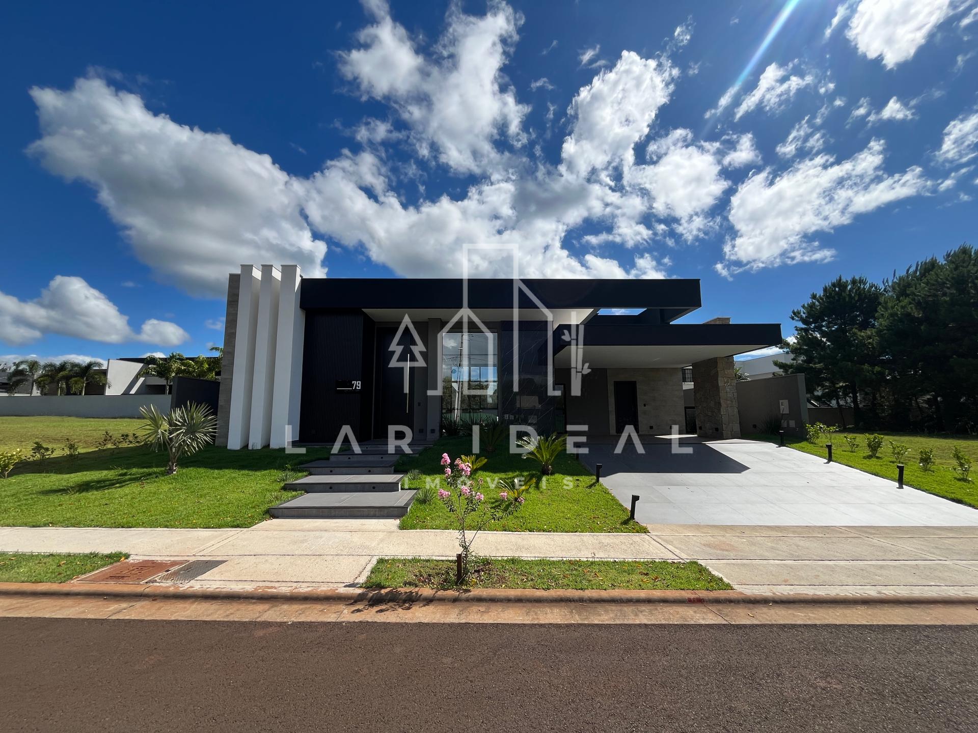 Casa de Altíssimo Padrão no Condominio Royal com 04 Suíte e Piscina com Prainha