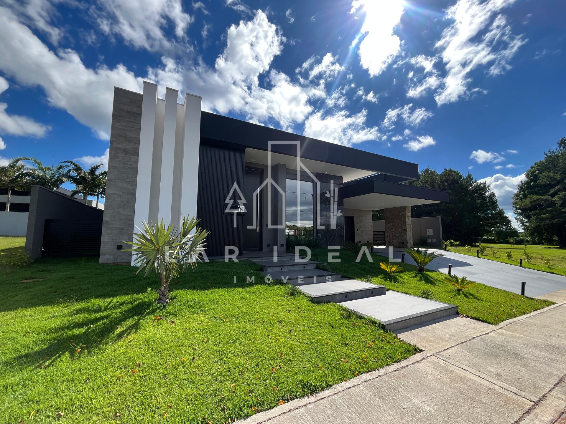 Casa de Altíssimo Padrão no Condominio Royal com 04 Suíte e Piscina com Prainha