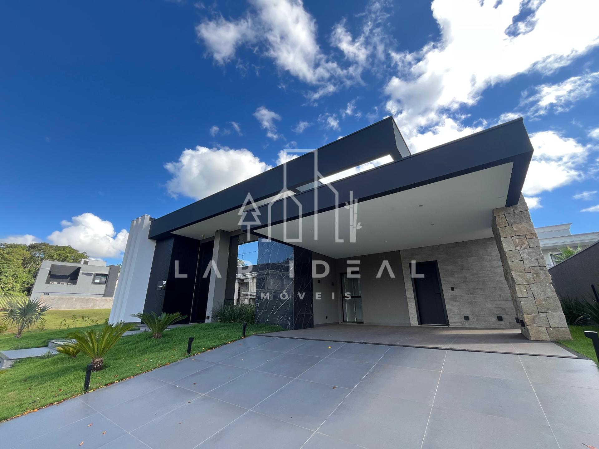 Casa de Altíssimo Padrão no Condominio Royal com 04 Suíte e Piscina com Prainha