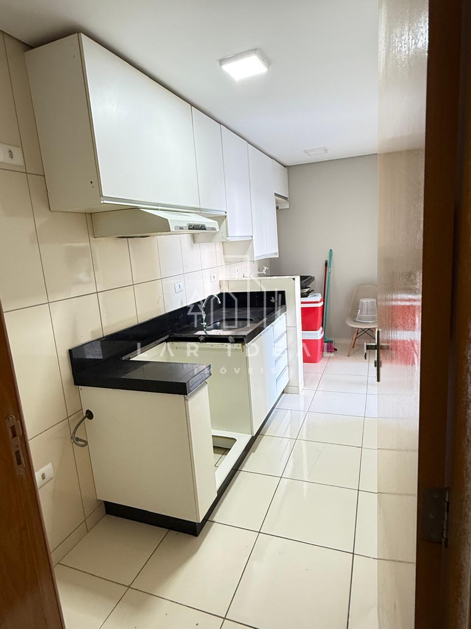 Apartamento semimobiliado no Residencial Angatu, com 2 quartos e sacada com churrasqueira