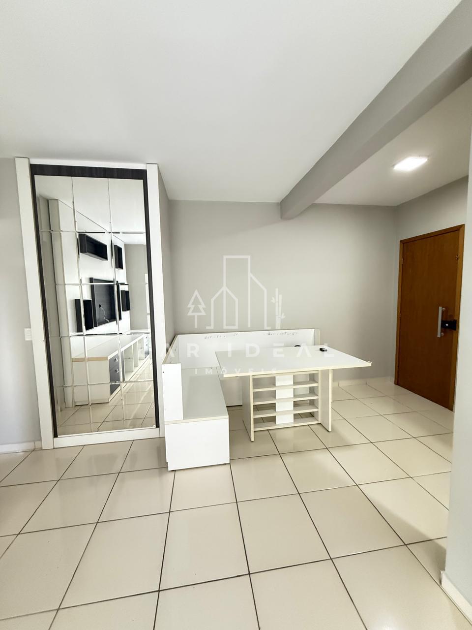 Apartamento semimobiliado no Residencial Angatu, com 2 quartos e sacada com churrasqueira