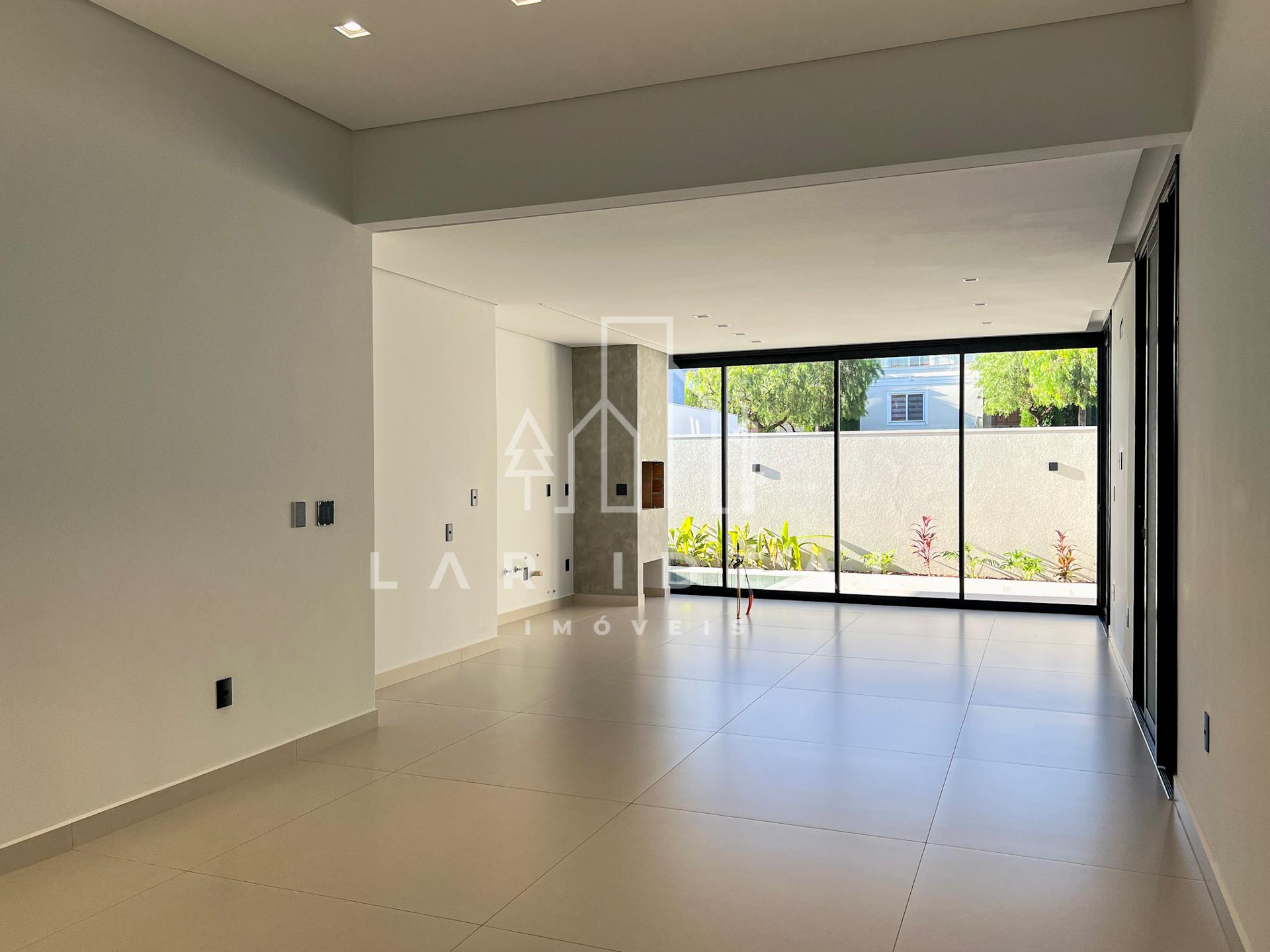 Construção Impecável no Cond. Terras Alpha II, com 1 Suíte, 2 Quartos e Piscina