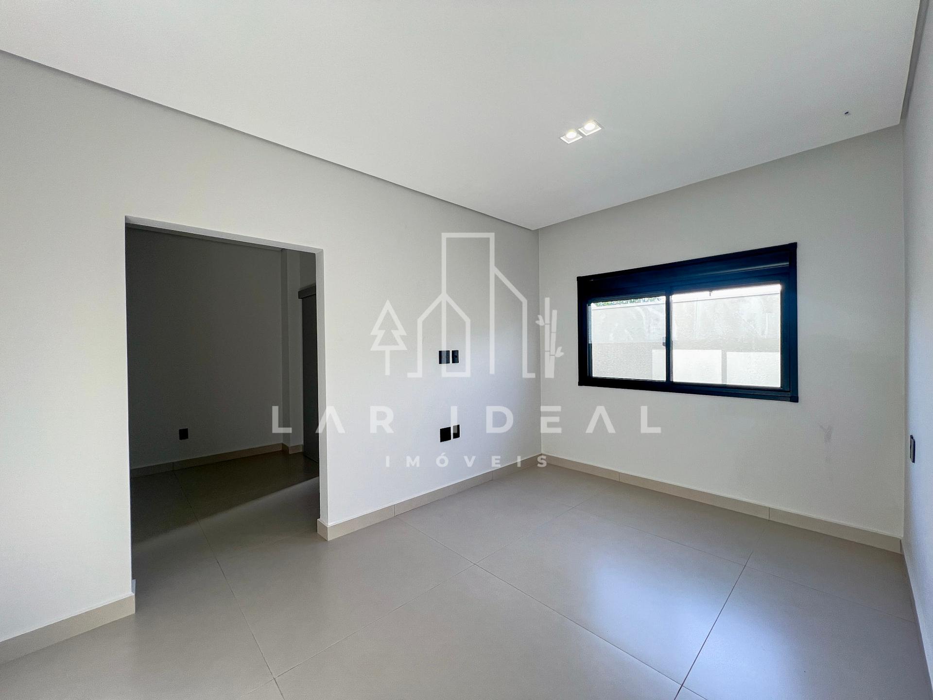 Construção Impecável no Cond. Terras Alpha II, com 1 Suíte, 2 Quartos e Piscina