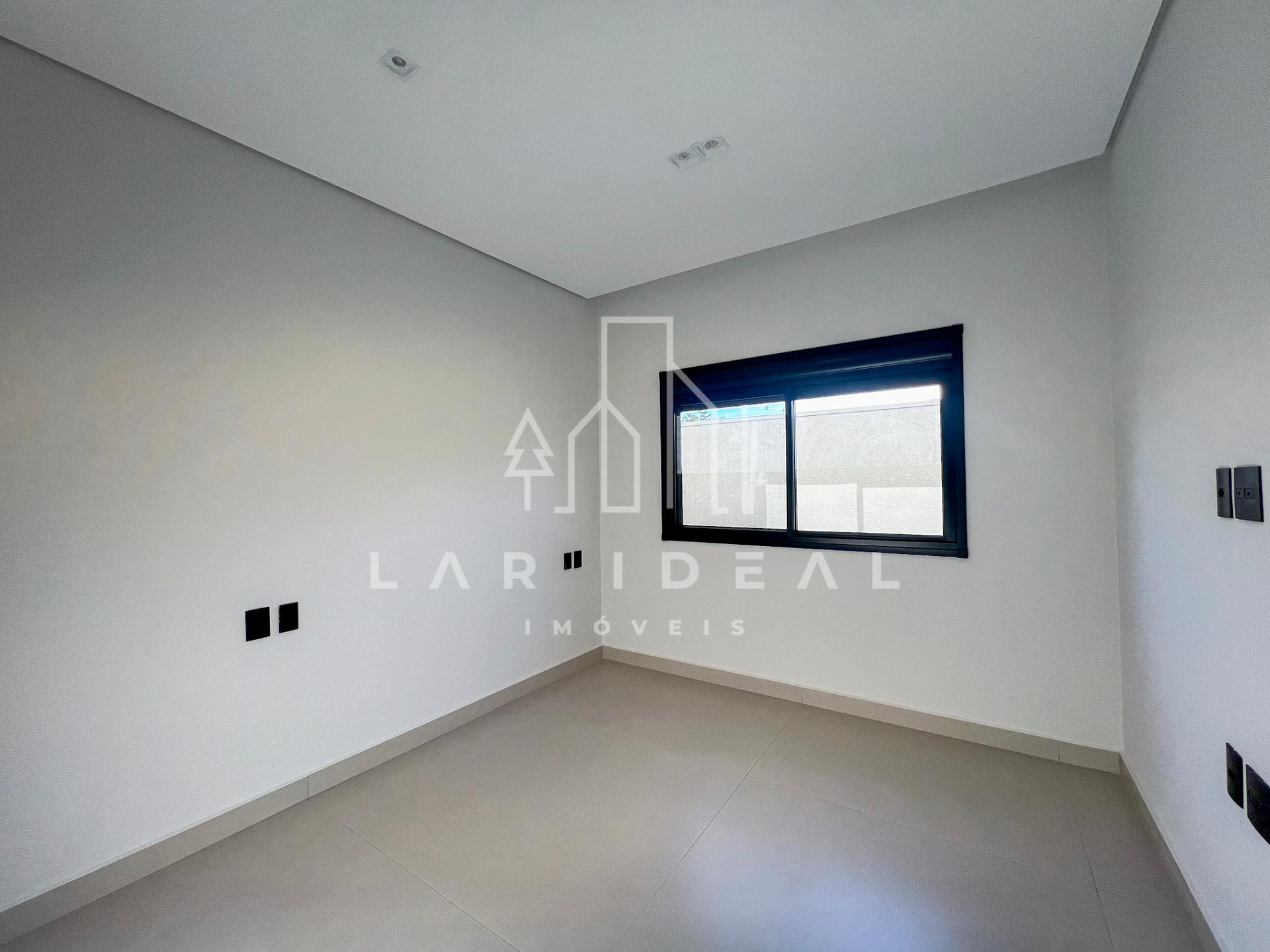 Construção Impecável no Cond. Terras Alpha II, com 1 Suíte, 2 Quartos e Piscina