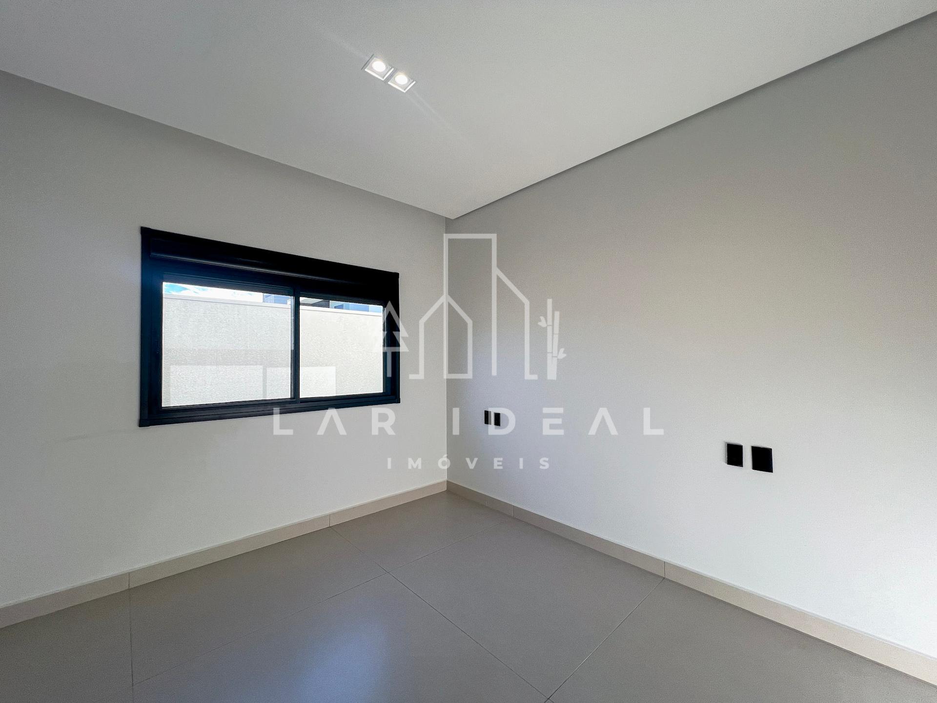 Construção Impecável no Cond. Terras Alpha II, com 1 Suíte, 2 Quartos e Piscina