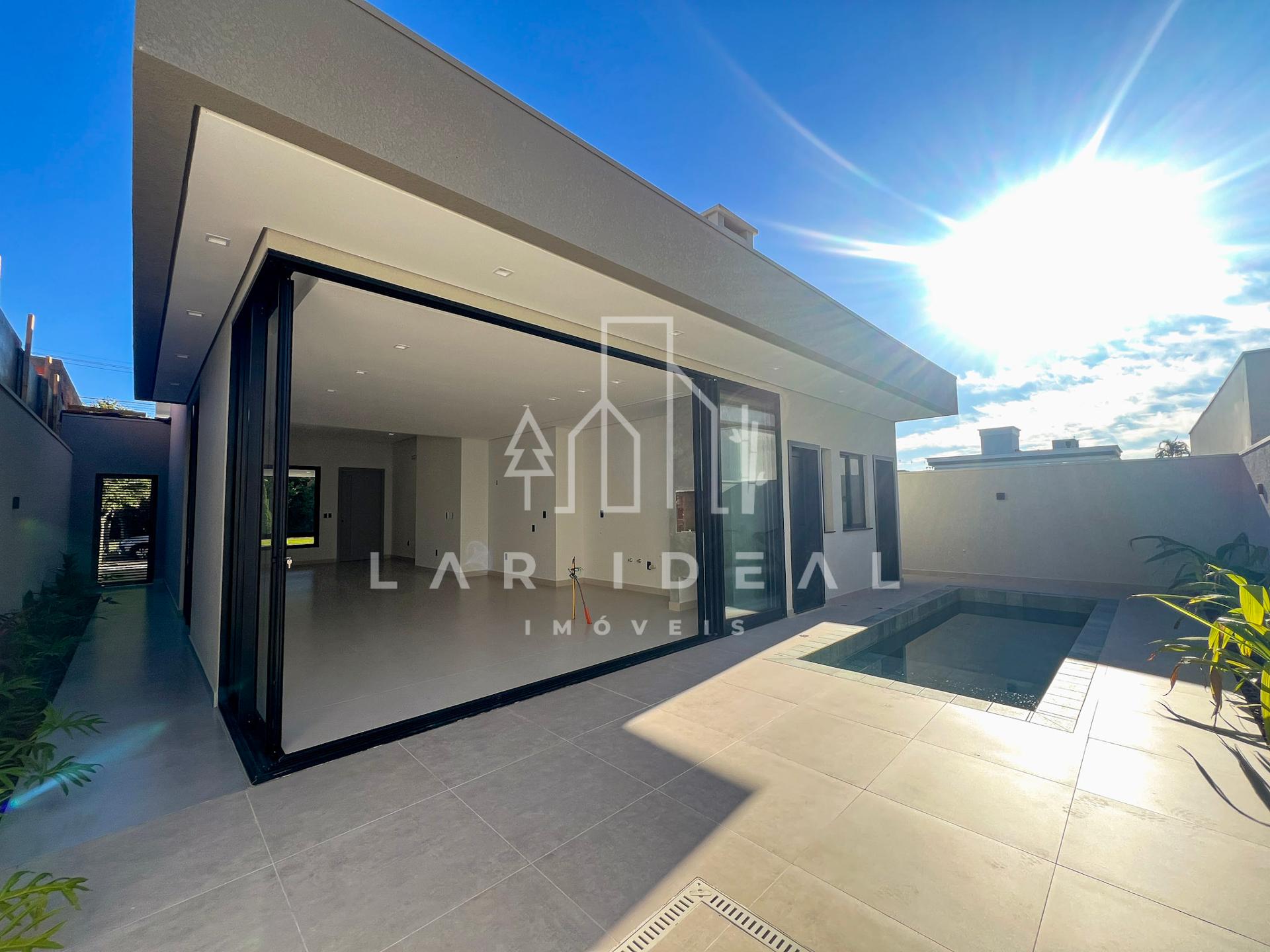 Construção Impecável no Cond. Terras Alpha II, com 1 Suíte, 2 Quartos e Piscina