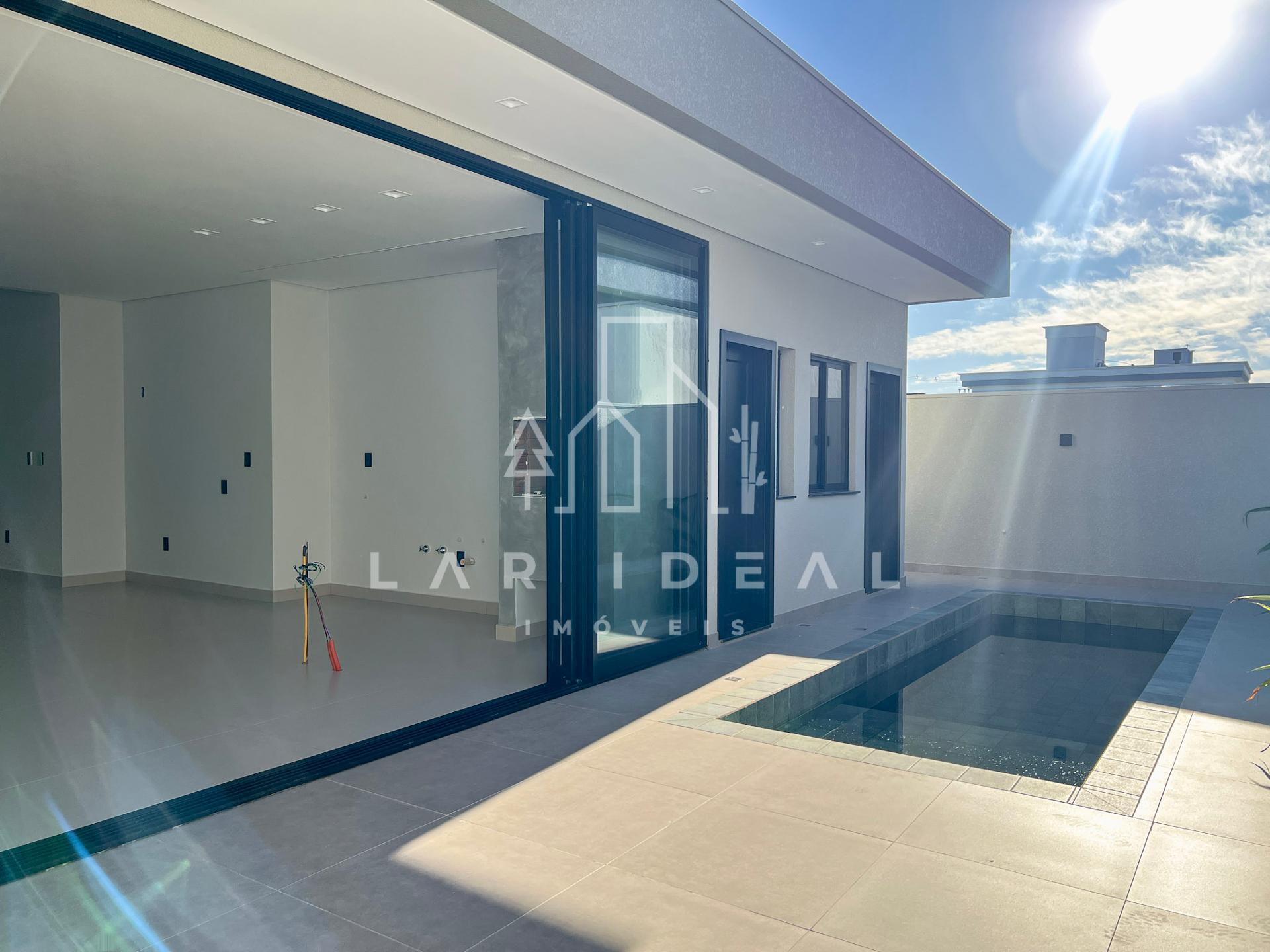 Construção Impecável no Cond. Terras Alpha II, com 1 Suíte, 2 Quartos e Piscina