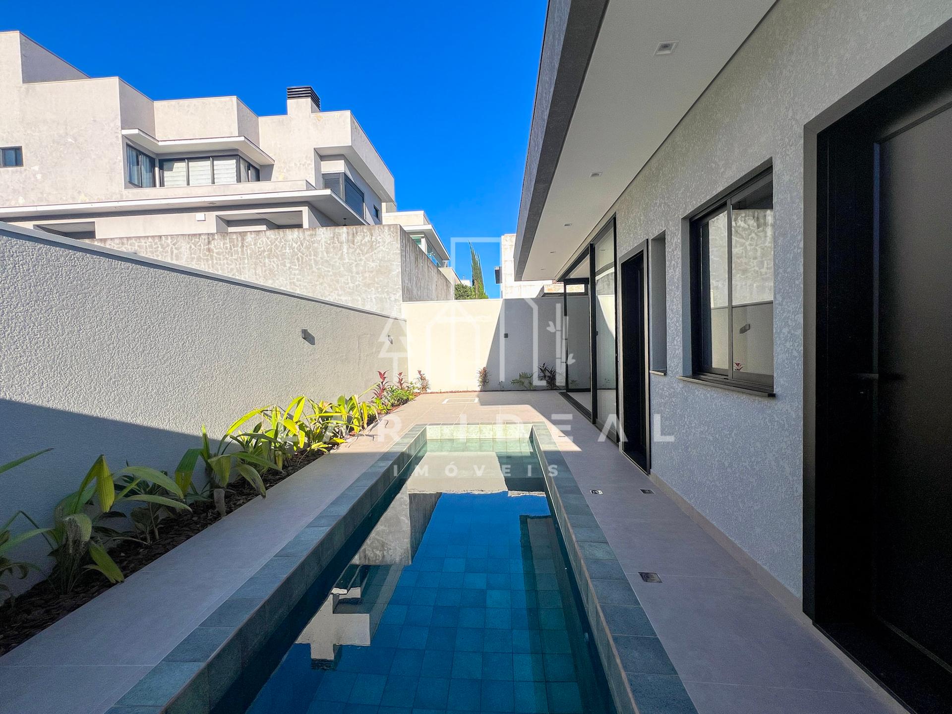 Construção Impecável no Cond. Terras Alpha II, com 1 Suíte, 2 Quartos e Piscina