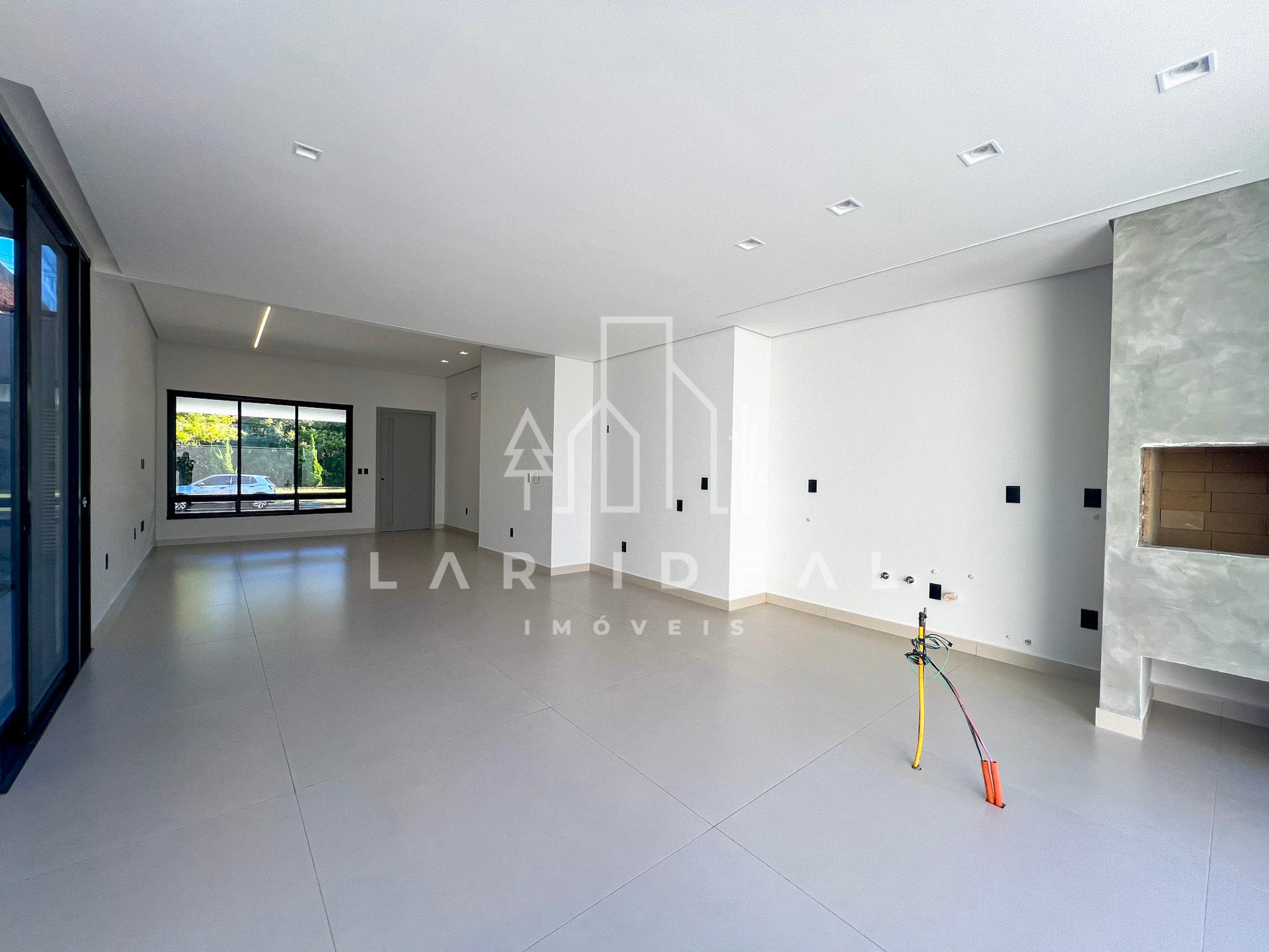 Construção Impecável no Cond. Terras Alpha II, com 1 Suíte, 2 Quartos e Piscina