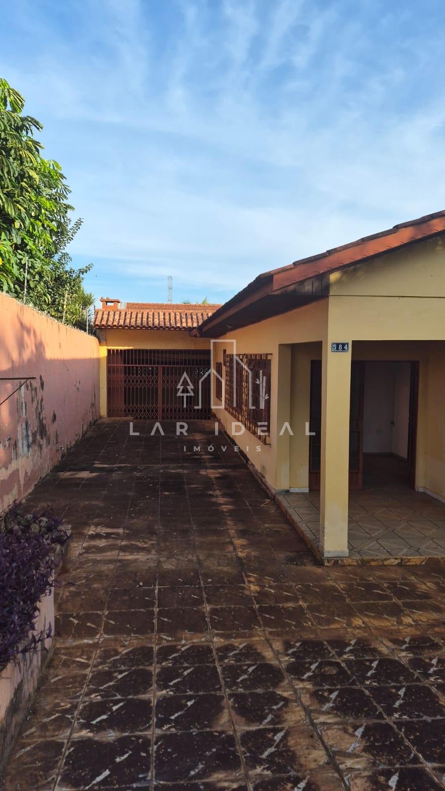 Casa, com amplo terreno apenda 05 quadras do Gramadão da Vila A no Jardim Karla