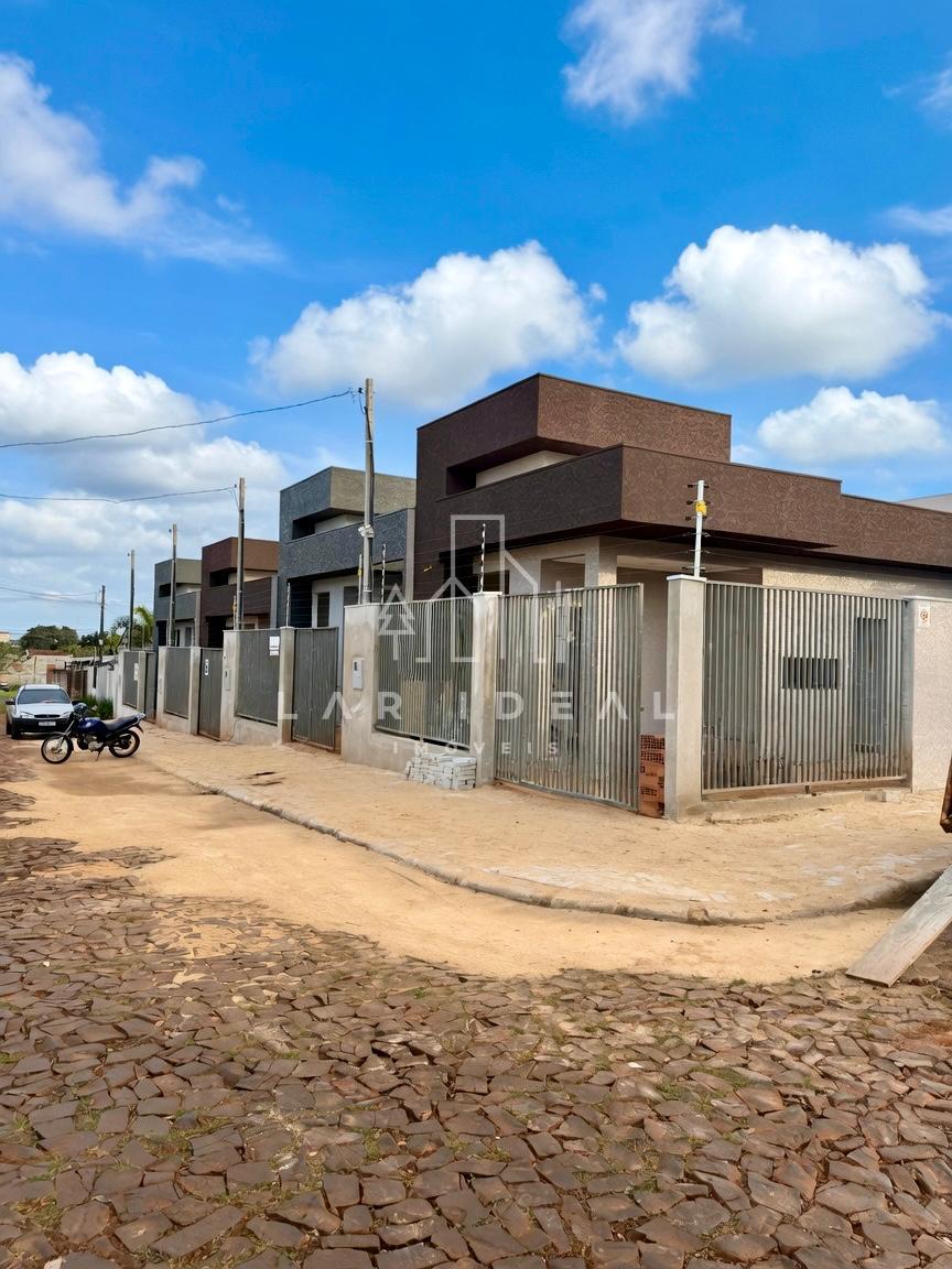 Casa com 3 dormitórios sendo 1 suíte, com excelente padrão de acabamento