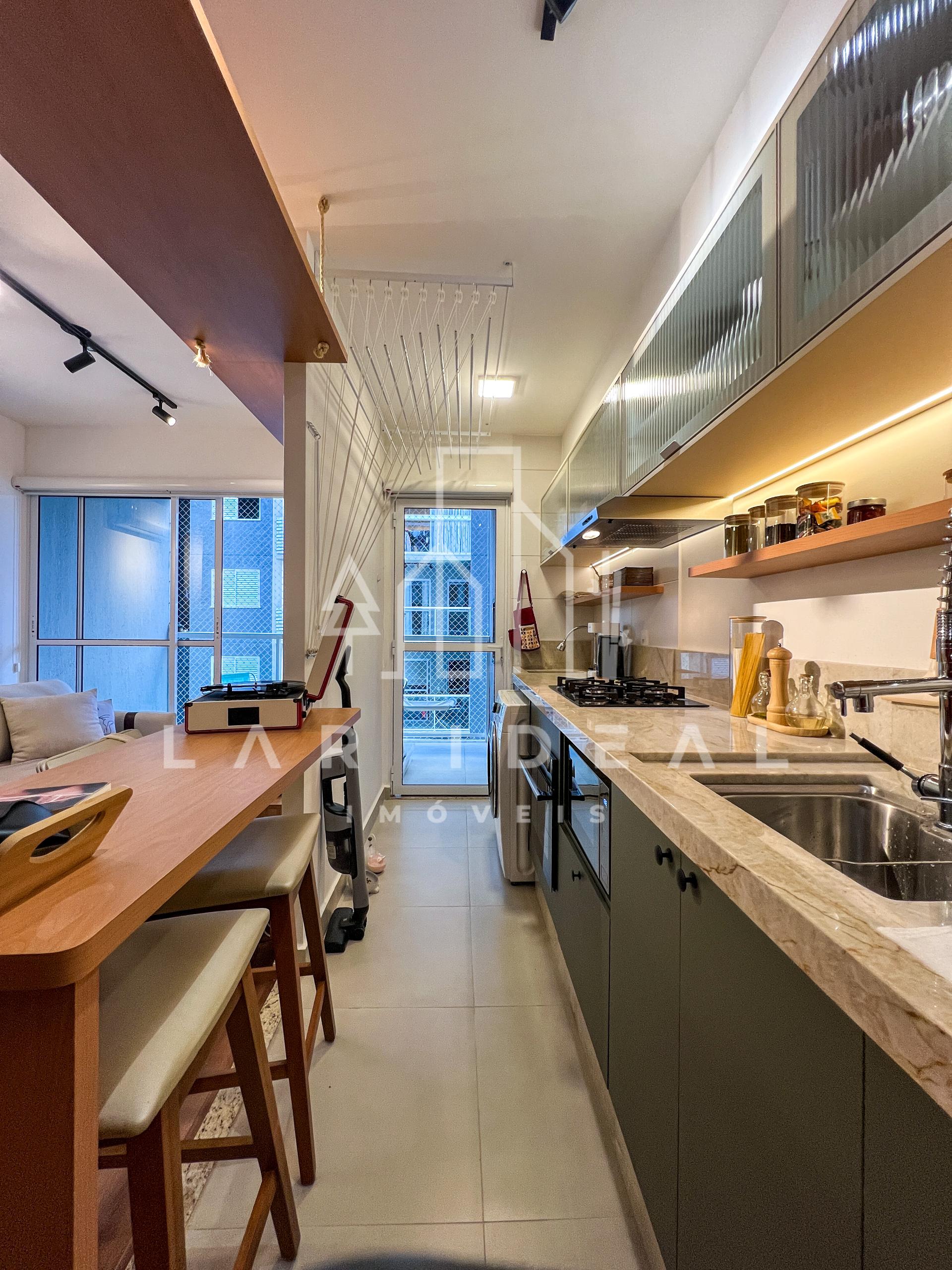 Apartamento semimobiliado para Airbnb à venda no condomínio Royal Legacy em Foz