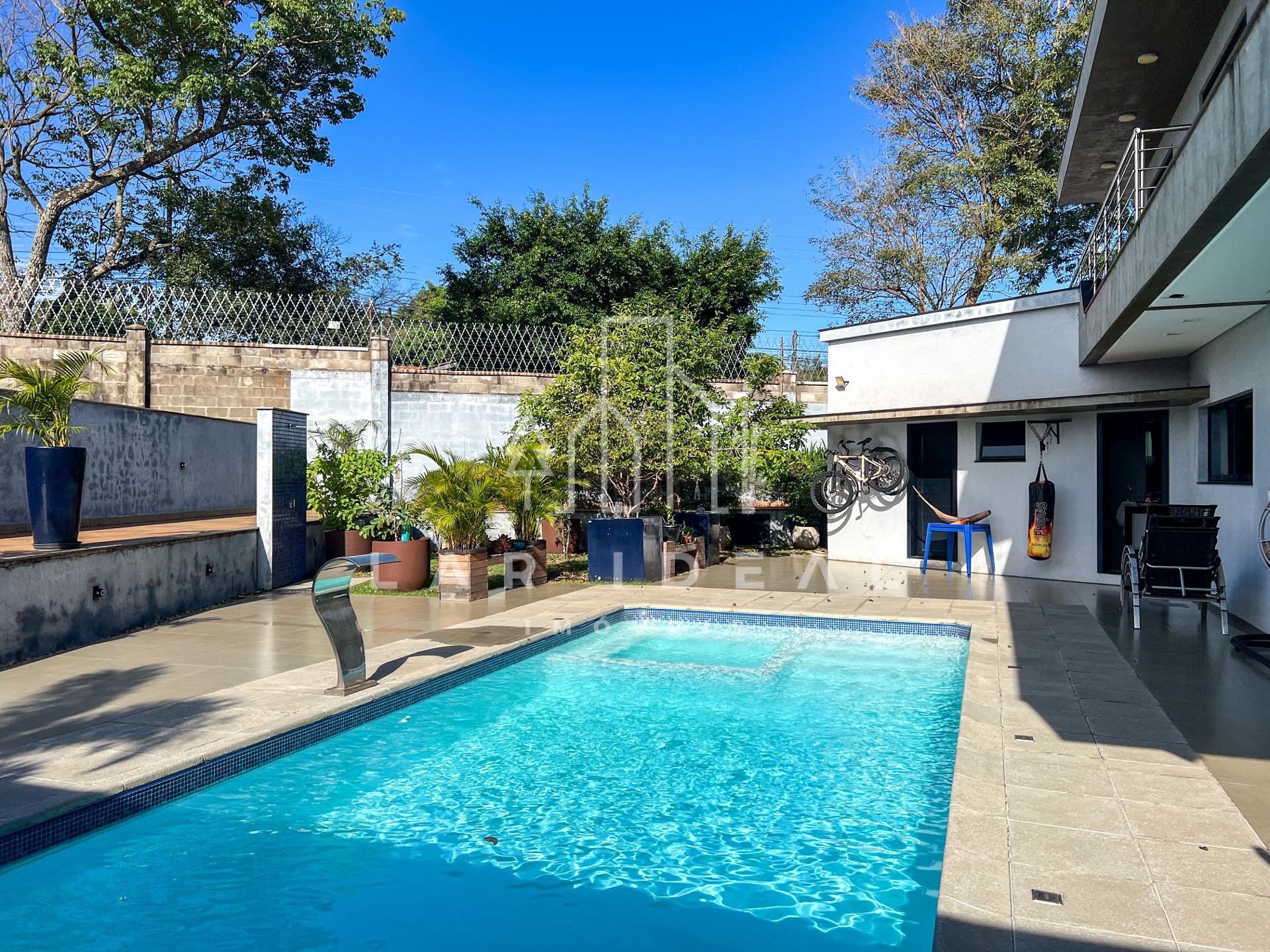 Sobrado de Luxo no Cond. Terras Alpha II, mobiliado, com 3 suites, área gourmet e piscina