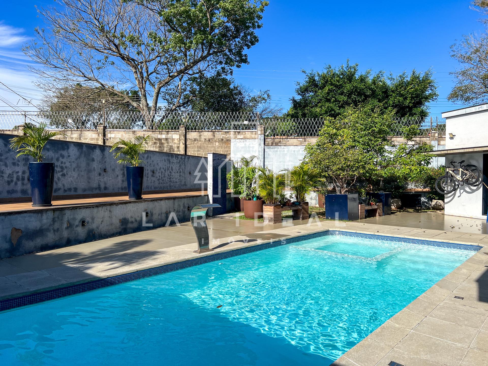 Sobrado de Luxo no Cond. Terras Alpha II, mobiliado, com 3 suites, área gourmet e piscina