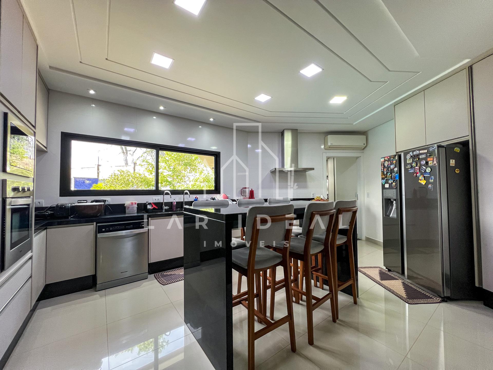 Sobrado de Luxo no Cond. Terras Alpha II, mobiliado, com 3 suites, área gourmet e piscina